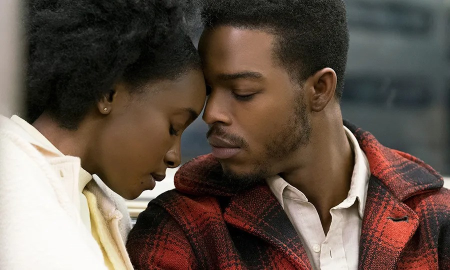 If Beale Street Could Talk (2018) chuyển thể từ tiểu thuyết cùng tên của James Baldwin. Phim là câu chuyện tình yêu sâu sắc giữa Tish (KiKi Layne) và Fonny (Stephan James) trong bối cảnh xã hội nặng nề vấn nạn phân biệt chủng tộc.