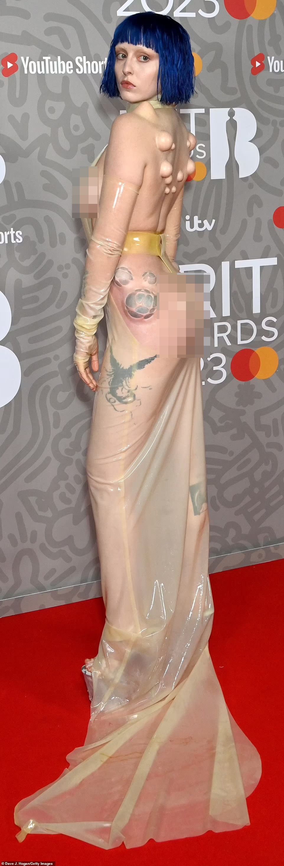 Rapper, ca/nhạc sĩ Ashnikko cũng kỳ dị không kém trong bộ váy làm từ vải trong suốt cùng những cục u gắn trên da. Có vẻ như người đẹp 27 tuổi lấy cảm hứng từ những bộ phim khoa học viễn tưởng, người ngoài hành tinh. Chưa dừng lại ở đó, thiết kế cắt khoét táo bạo phô bày gần như hoàn toàn mặt sau cơ thể của Ashnikko tạo ra diện mạo vừa quái đản vừa phản cảm. Ảnh: Getty Images.