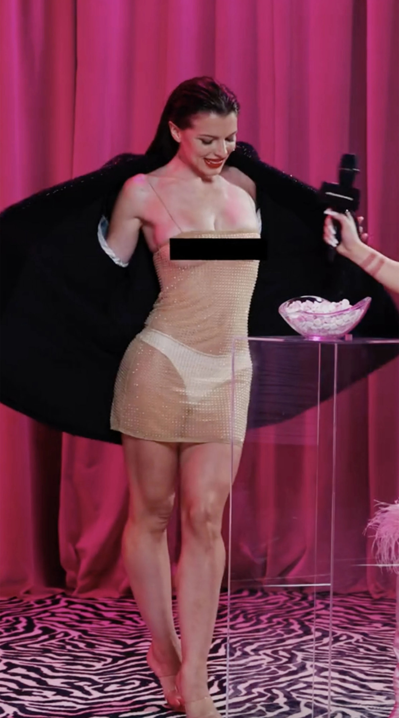 Cùng ngày, người đẹp 8X trình diễn trong show của Alexander Wang. Cô mặc váy hai dây trong suốt, phủ pha lê, gần như khỏa thân trên đường băng. Diện mạo này tạo ra cuộc tranh cãi về phản cảm hay thách thức thời trang. Ảnh: TikTok.