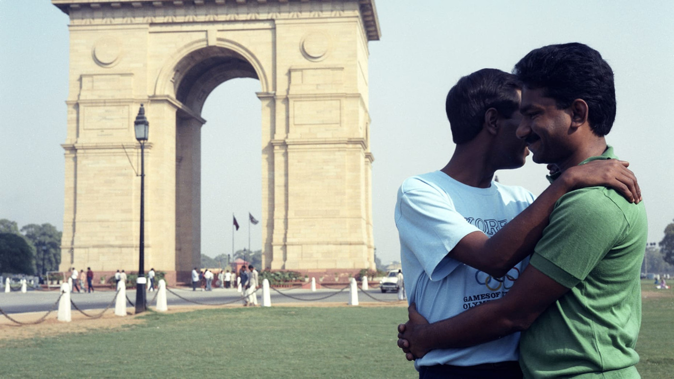 Bức ảnh hai người đàn ông ôm nhau bên Cổng Ấn Độ. Ảnh: Sunil Gupta. Bức ảnh hai người đàn ông ôm nhau bên Cổng Ấn Độ. Ảnh: Sunil Gupta.