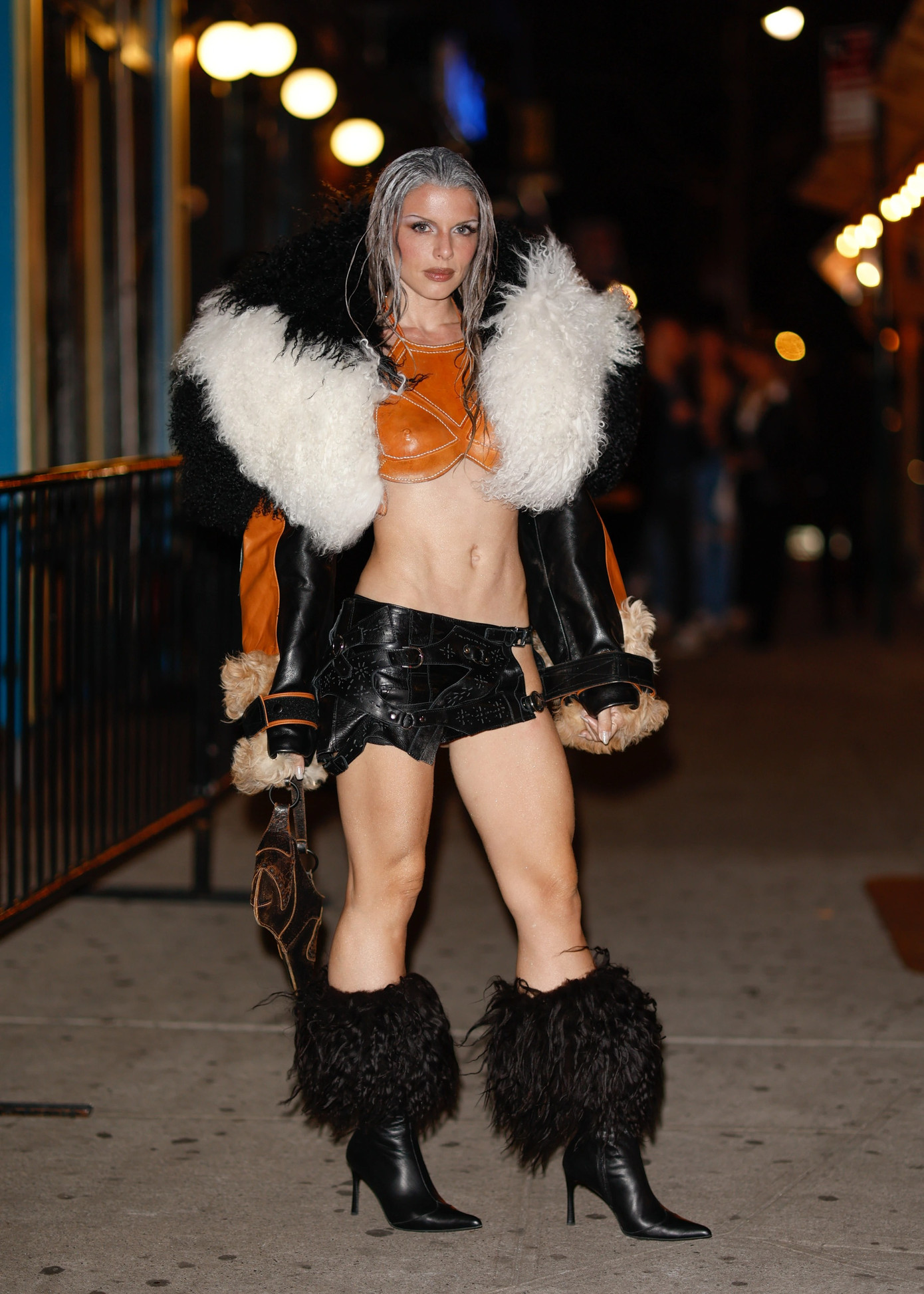 Lần thứ ba xuất hiện trong ngày 10/2, Julia tiếp tục chọn da làm chất liệu chính cho toàn bộ diện mạo, với phong cách "nửa đông, nửa hè". Chiếc áo khoác da lông thú đến từ thương hiệu Seks. Ảnh: GC Images.