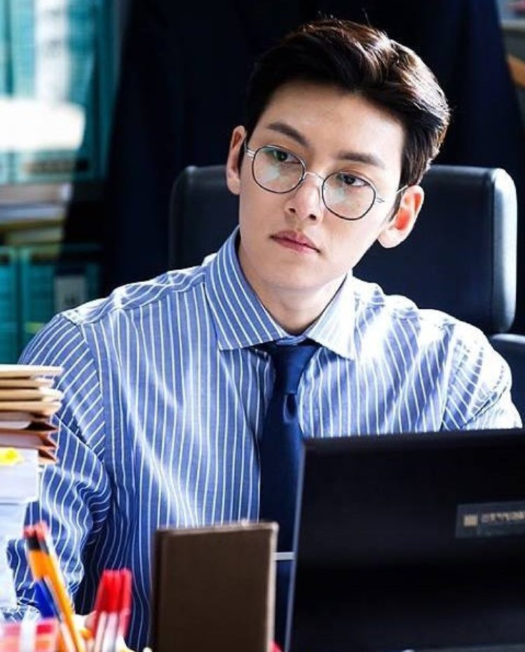 Noh Ji Wook trong Suspicious Partner (Đối tác đáng ngờ): Đây là kiểu bạn trai khá cộc cằn, có thể sẽ quở trách bạn gái và lải nhải về việc Valentine chỉ là cách khác để lãng phí tiền bạc. Tuy nhiên, cuối cùng, anh ấy vẫn “nói một đằng, làm một nẻo” mua cho người yêu bó hoa lớn, chocolate và đồ trang sức.