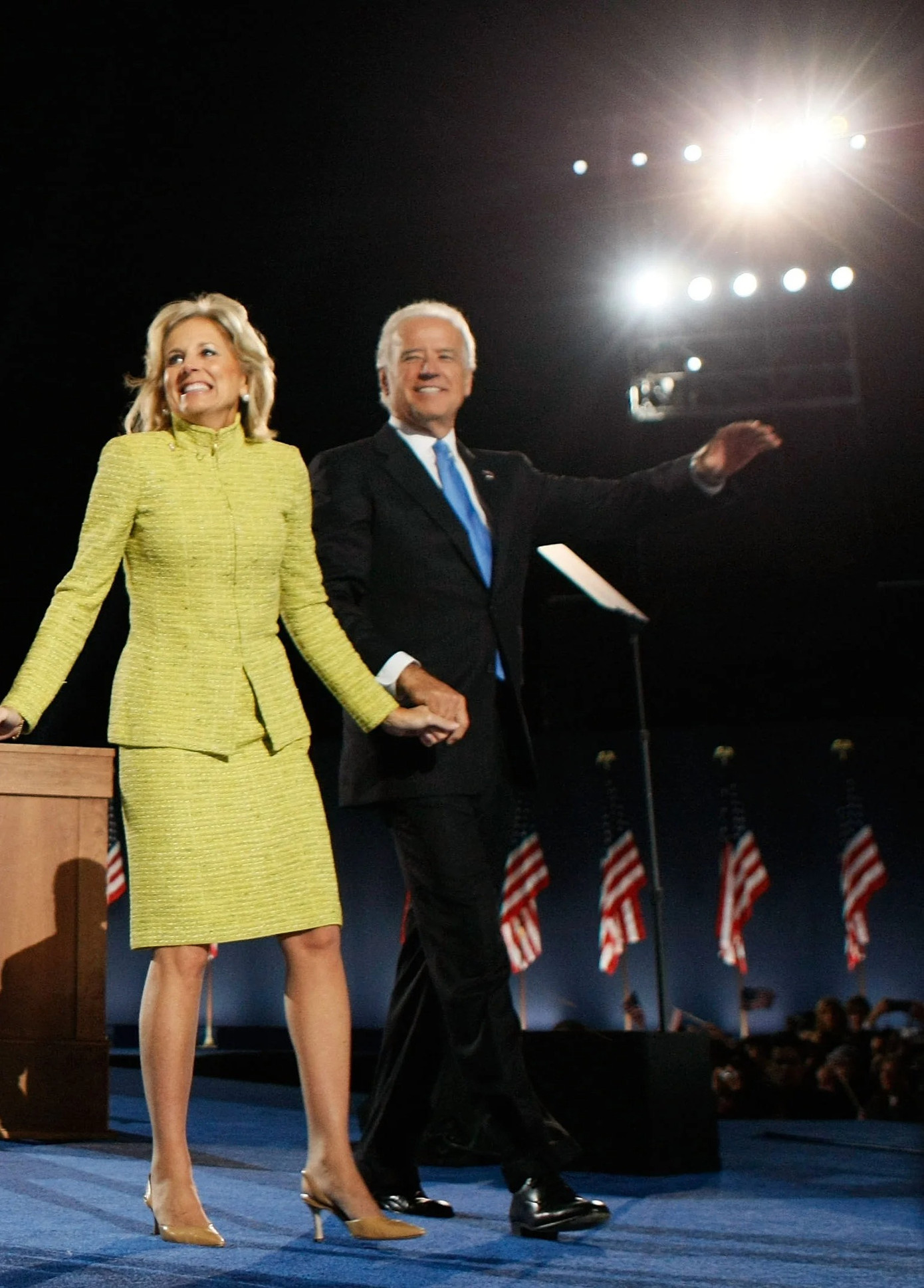 Tại bữa tiệc mừng ông Barack Obama đắc cử Tổng thống Mỹ năm 2008 tại Chicago, tiểu bang Illinois, bà Jill xuất hiện cùng chồng, ông Joe Biden, khi đó là Phó Tổng thống Mỹ đắc cử, ra mắt truyền thông. Bà Jill nổi bật với bộ váy kẻ màu xanh kín đáo kết hợp giày cao gót màu nude. Ảnh: Getty Images. Tại bữa tiệc mừng ông Barack Obama đắc cử Tổng thống Mỹ năm 2008 tại Chicago, tiểu bang Illinois, bà Jill xuất hiện cùng chồng, ông Joe Biden, khi đó là Phó Tổng thống Mỹ đắc cử, ra mắt truyền thông. Bà Jill nổi bật với bộ váy kẻ màu xanh kín đáo kết hợp giày cao gót màu nude. Ảnh: Getty Images.