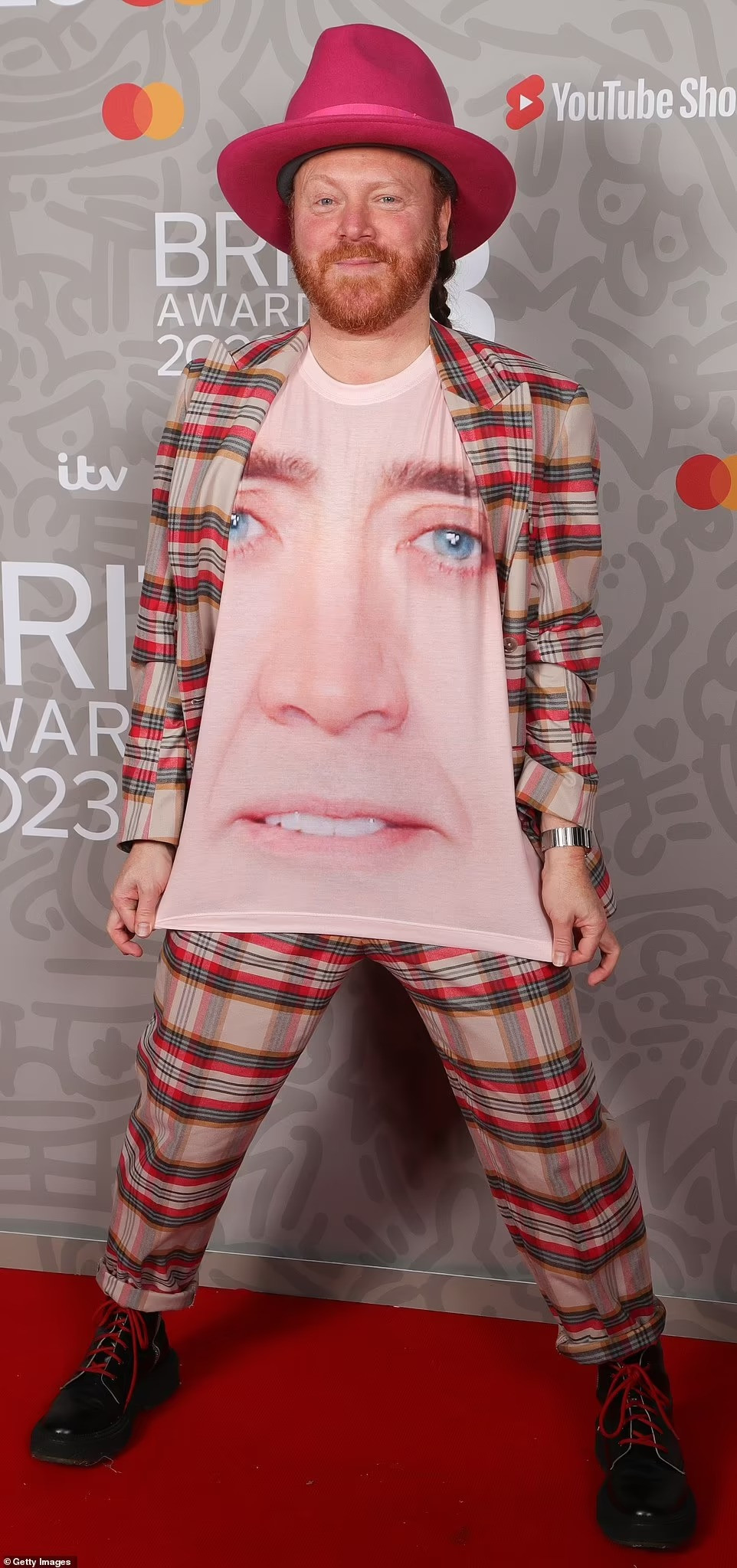 Diễn viên hài Leigh Francis dường như bỏ qua khía cạnh thời trang để tạo tiếng cười cho cộng đồng mạng. Ảnh: Getty Images.