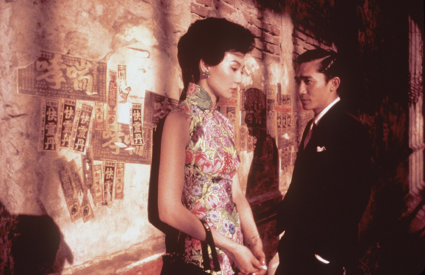 In the Mood for Love (2000) là tác phẩm về đề tài tình cảm kinh điển của điện ảnh Hong Kong (Trung Quốc). Phim do đạo diễn Vương Gia Vệ thực hiện, diễn viên chính là Lương Triều Vỹ và Trương Mạn Ngọc. Phim kể về chuyện tình của hai người hàng xóm khác giới đều đã có gia đình. Họ vốn không có gì mập mờ với nhau cho đến khi phát hiện vợ và chồng họ thực ra là một cặp tình nhân. Từ sự đồng cảm và những lần san sẻ nỗi lòng cùng nhau, họ dần nảy sinh tình cảm với đối phương, nhưng lại bị ngăn cách bởi luân thường đạo lý.