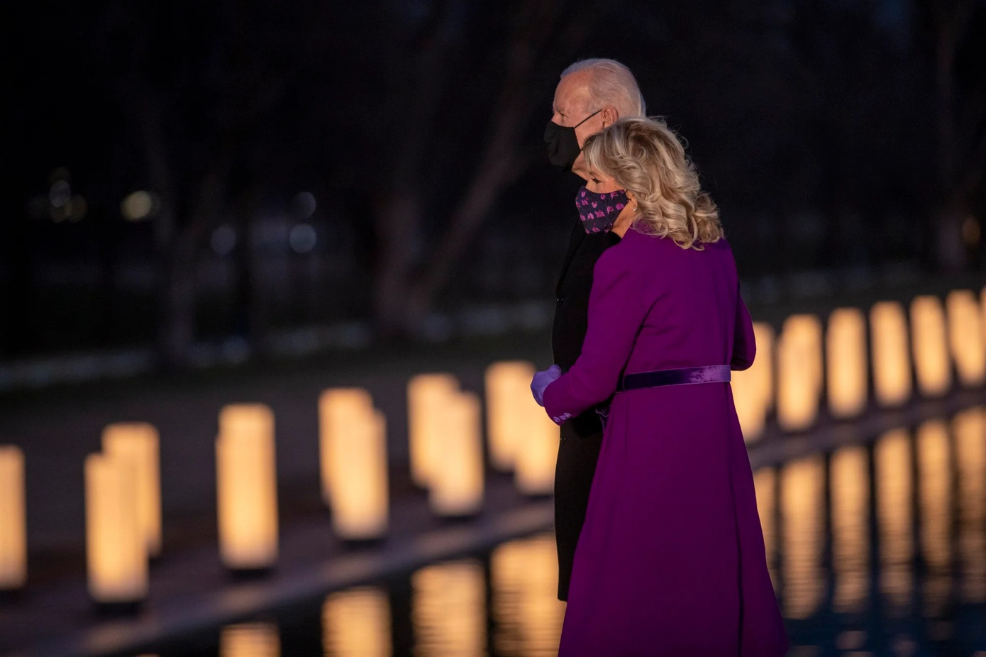 Jill Biden mặc váy và áo khoác màu tím từ bộ sưu tập mùa thu 2021 của Jonathan Cohen đến lễ tưởng niệm nạn nhân COVID-19 tại Đài tưởng niệm Lincoln ở Washington DC, vào tháng 1/2021. Insider nhận định trang phục này có thể thể hiện thông điệp đoàn kết nước Mỹ mà chồng bà kêu gọi. Màu tím được coi là đại diện của chế độ lưỡng đảng, vì kết hợp giữa màu xanh của đảng Dân chủ và màu đỏ của đảng Cộng hòa. Ảnh: EPA-EFE. Jill Biden mặc váy và áo khoác màu tím từ bộ sưu tập mùa thu 2021 của Jonathan Cohen đến lễ tưởng niệm nạn nhân COVID-19 tại Đài tưởng niệm Lincoln ở Washington DC, vào tháng 1/2021. Insider nhận định trang phục này có thể thể hiện thông điệp đoàn kết nước Mỹ mà chồng bà kêu gọi. Màu tím được coi là đại diện của chế độ lưỡng đảng, vì kết hợp giữa màu xanh của đảng Dân chủ và màu đỏ của đảng Cộng hòa. Ảnh: EPA-EFE.