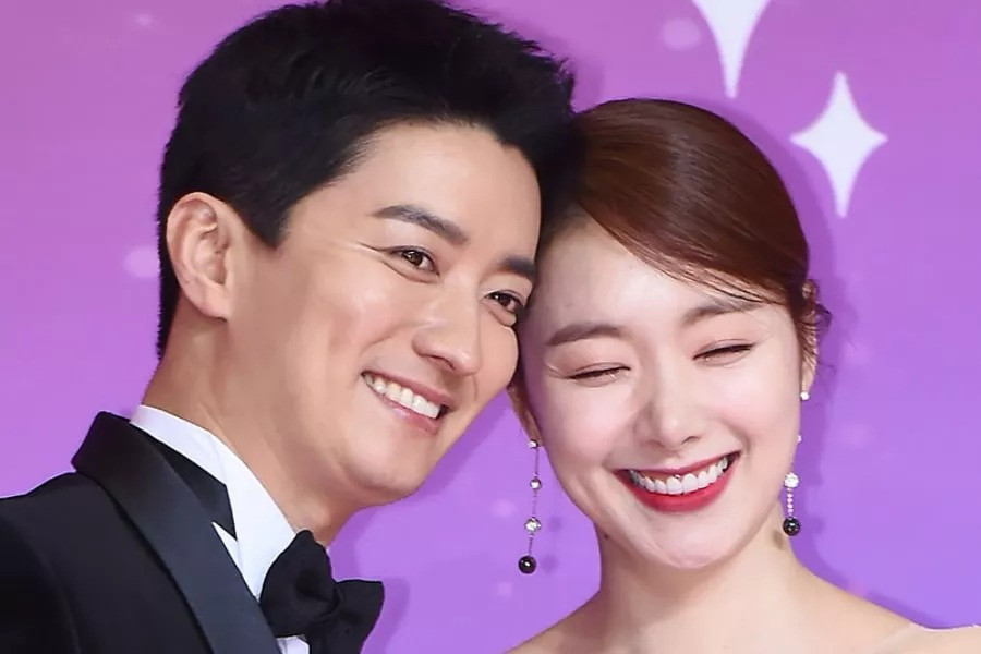 In Gyo Jin và So Yi Hyun kết hôn vào tháng 10/2014. Gần 10 năm sống chung, họ có với nhau 2 con gái. Chuyện tình của họ bắt đầu từ bộ phim truyền hình Aeja's Older Sister, Minja năm 2008 và Happy Ending năm 2012. In Gyo Jin và So Yi Hyun kết hôn vào tháng 10/2014. Gần 10 năm sống chung, họ có với nhau 2 con gái. Chuyện tình của họ bắt đầu từ bộ phim truyền hình Aeja's Older Sister, Minja năm 2008 và Happy Ending năm 2012.