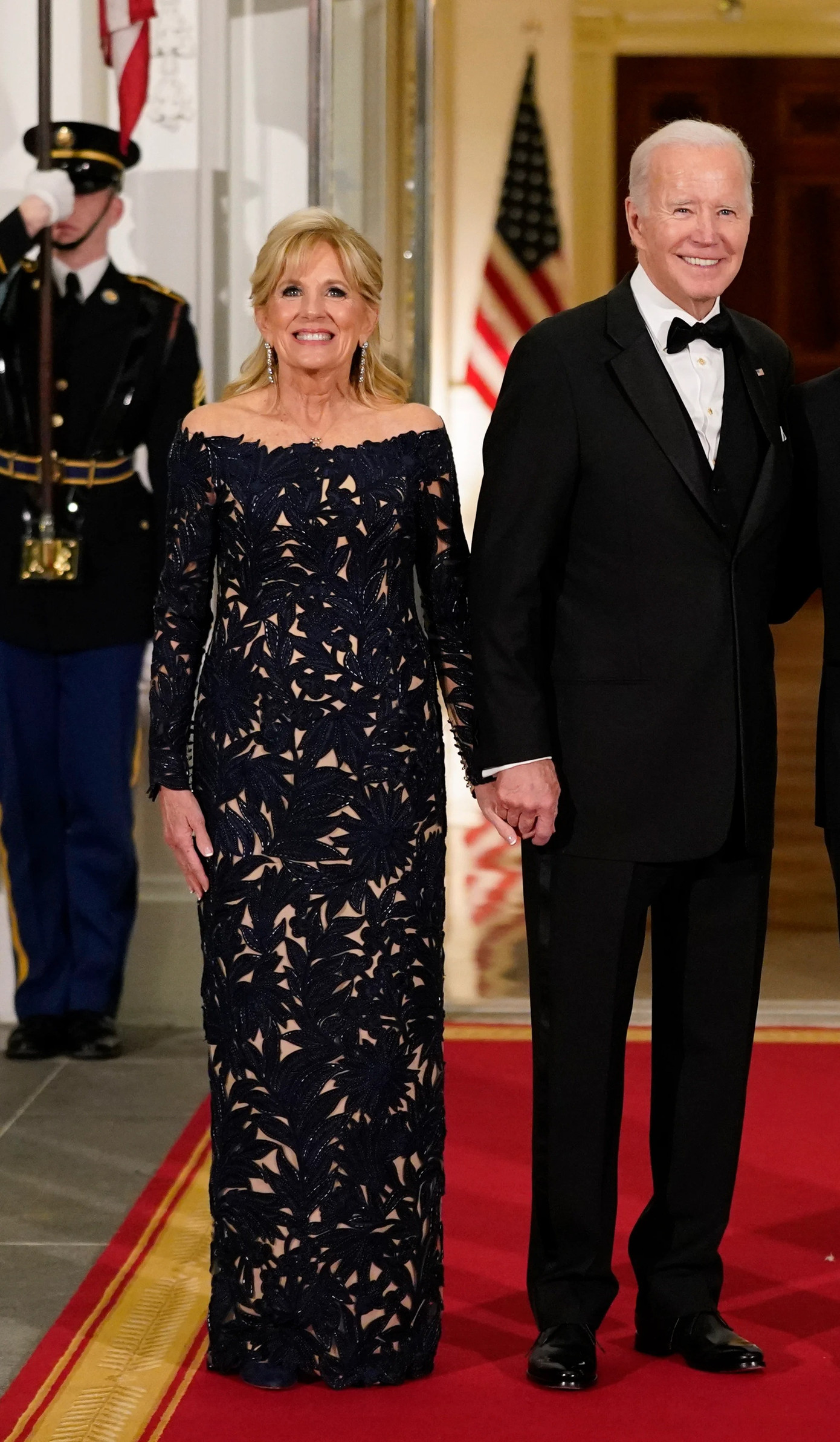 Trong bữa tiệc tiếp đón Tổng thống Pháp Emmanuel Macron và phu nhân Brigitte Macron tại Washington DC, bà Jill chọn đầm trễ vai họa tiết ren hoa màu xanh hải quân của Oscar de la Renta. Trang phục hoàn hảo cho chủ đề của bữa tối cấp nhà nước là đỏ, trắng và xanh lam, tượng trưng cho cờ Mỹ và Pháp. Ảnh: AP. Trong bữa tiệc tiếp đón Tổng thống Pháp Emmanuel Macron và phu nhân Brigitte Macron tại Washington DC, bà Jill chọn đầm trễ vai họa tiết ren hoa màu xanh hải quân của Oscar de la Renta. Trang phục hoàn hảo cho chủ đề của bữa tối cấp nhà nước là đỏ, trắng và xanh lam, tượng trưng cho cờ Mỹ và Pháp. Ảnh: AP.