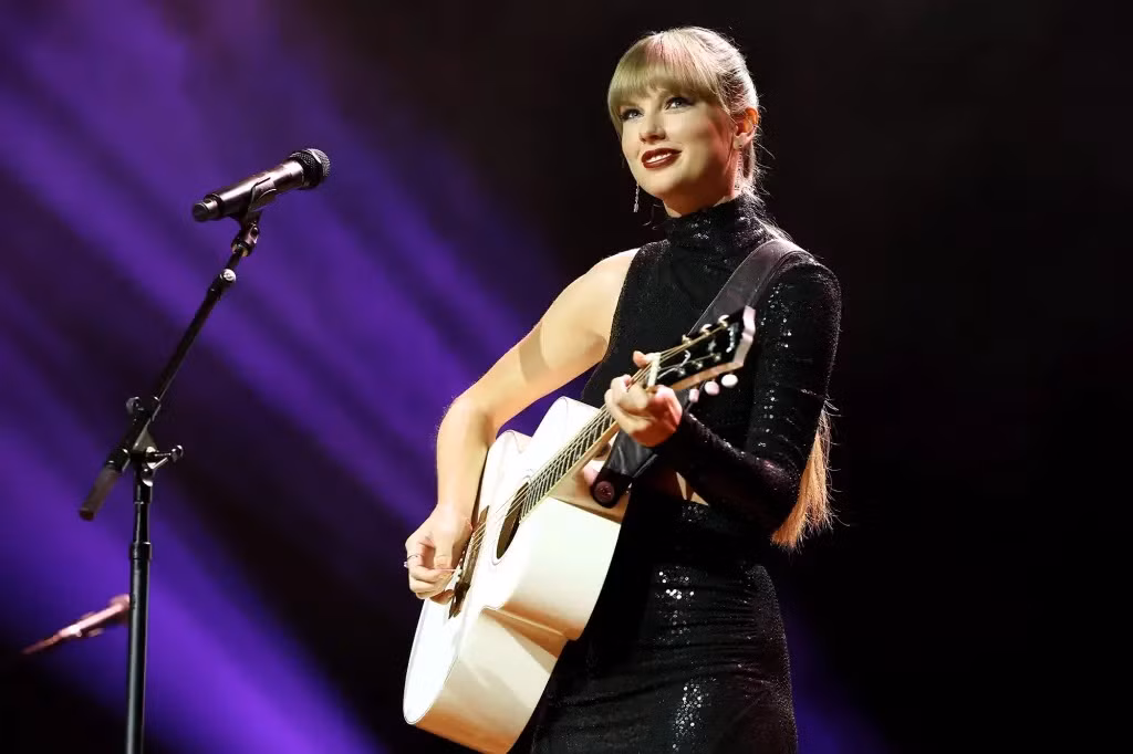 9. Taylor Swift (92 triệu USD): Dù album Midnights thành công giúp “Công chúa nhạc đồng quê” trở thành nghệ sĩ đầu tiên trong lịch sử giành được đồng thời 10 vị trí hàng đầu trong Billboard Hot 100, phần lớn thu nhập của cô đến từ danh mục bài hát phát hành trong những năm trước. Swift đã sáu lần lọt vào danh sách những người có thu nhập cao nhất trong quá khứ, đứng đầu danh sách vào năm 2019 và vẫn là người phụ nữ duy nhất trong danh sách. Ảnh: Getty Images.