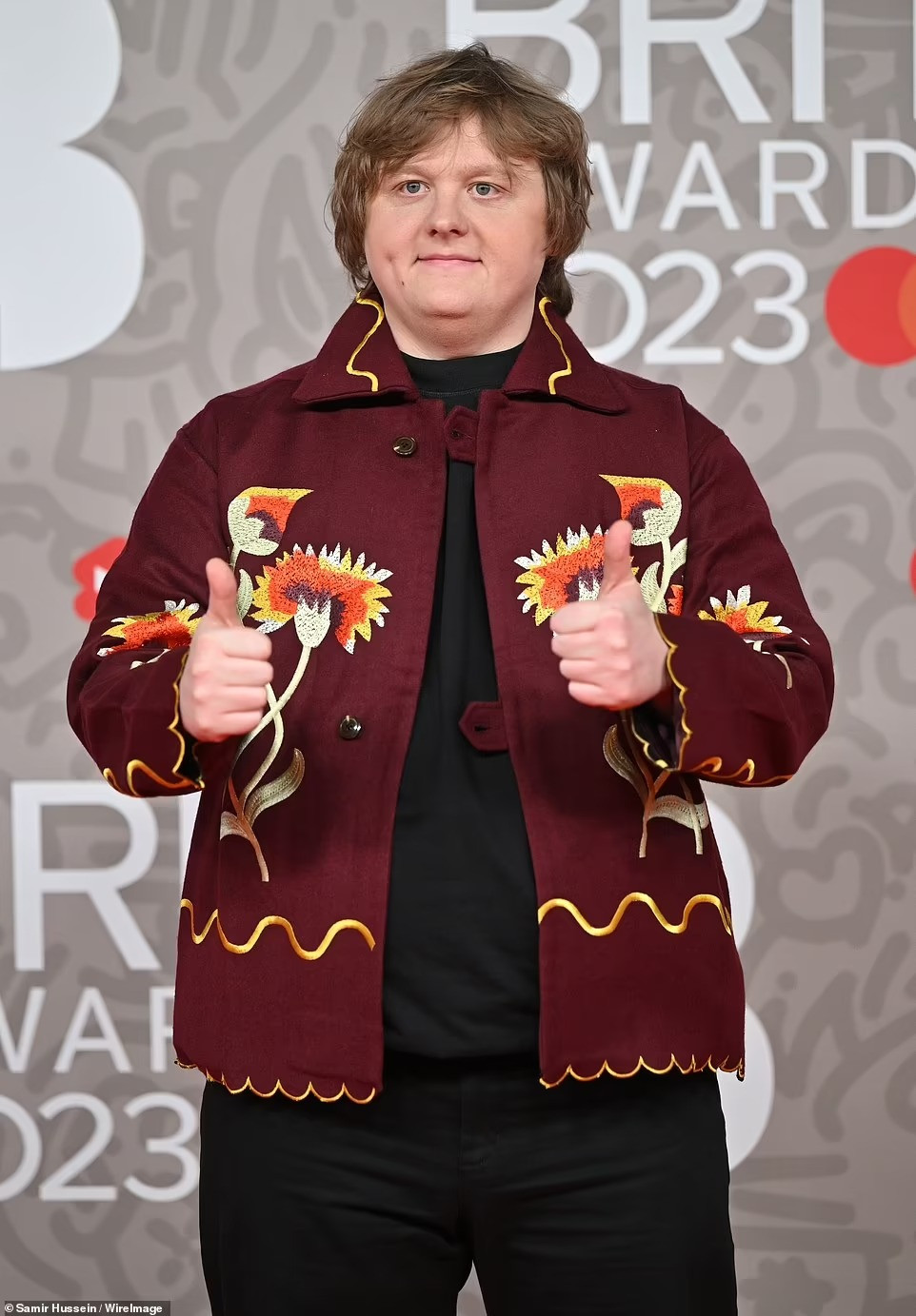 Trang phục của nam ca sĩ Scotland Lewis Capaldi trông quá bình thường với một sự kiện lớn như BRIT Awards. Ngoài ra, chiếc áo thêu giống như mượn của bà ngoại. Ảnh: WireImages.
