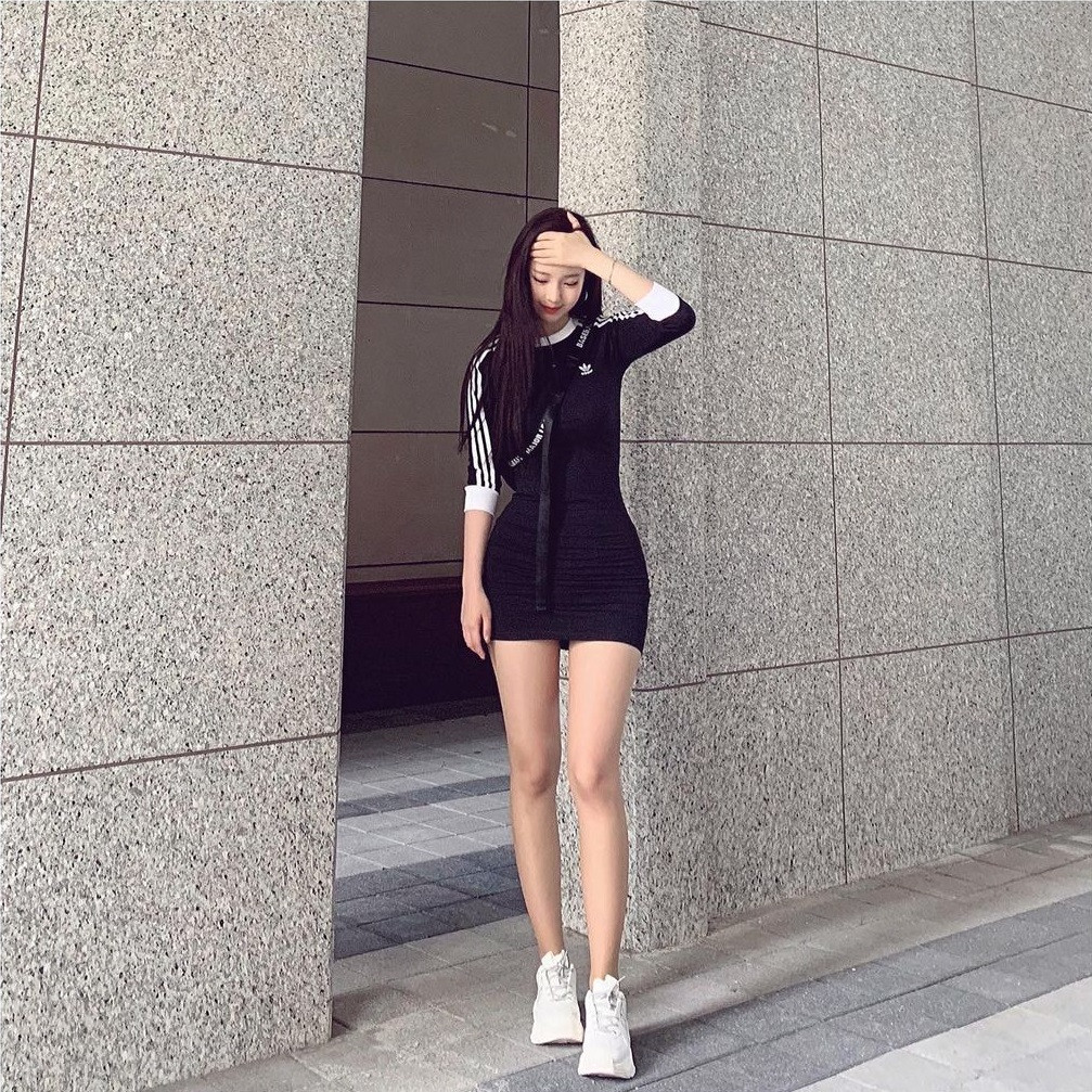 Trước các nghi vấn &quot;dao kéo&quot;, Yaongyi thừa nhận từng cắt mắt hai mí cách đây hơn 10 năm. Ngoài ra, cô chỉ thực hiện các thủ thuật nhỏ như tiêm botox và tập trung nhiều hơn vào các liệu trình nâng cơ không xâm lấn, không hề phẫu thuật thẩm mỹ. Ảnh: IG.