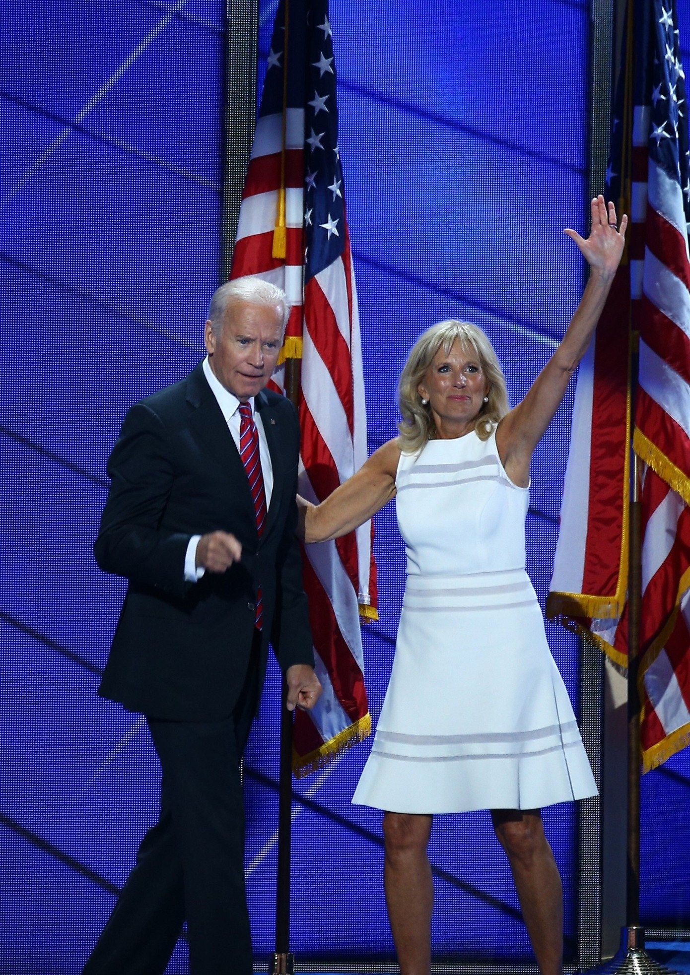 Tại Đại hội toàn quốc đảng Dân chủ năm 2016, Jill Biden mặc váy trắng liền thân không tay có những đường kẻ sọc ngang tinh tế và giày cao gót phù hợp. Ảnh: Getty Images. Tại Đại hội toàn quốc đảng Dân chủ năm 2016, Jill Biden mặc váy trắng liền thân không tay có những đường kẻ sọc ngang tinh tế và giày cao gót phù hợp. Ảnh: Getty Images.