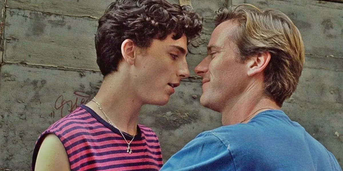 Call Me by Your Name (2017) lấy bối cảnh vùng nông thôn miền Bắc Italy năm 1983, mối quan hệ lãng mạn giữa thiếu niên 17 tuổi Elio Perlman (Timothée Chalamet) và sinh viên 24 tuổi người Mỹ Oliver (Armie Hammer) – trợ lý thực tập cho cha của Elio (Michael Stuhlbarg), một giáo sư khảo cổ học. Ngay sau khi ra mắt, phim trở thành một trong những bộ phim LGBTQ+ hay nhất. Vào thời điểm phim kết thúc, khán giả dễ rơi nước mắt cho mối quan hệ đáng yêu nhưng đau đớn nhất màn ảnh rộng.