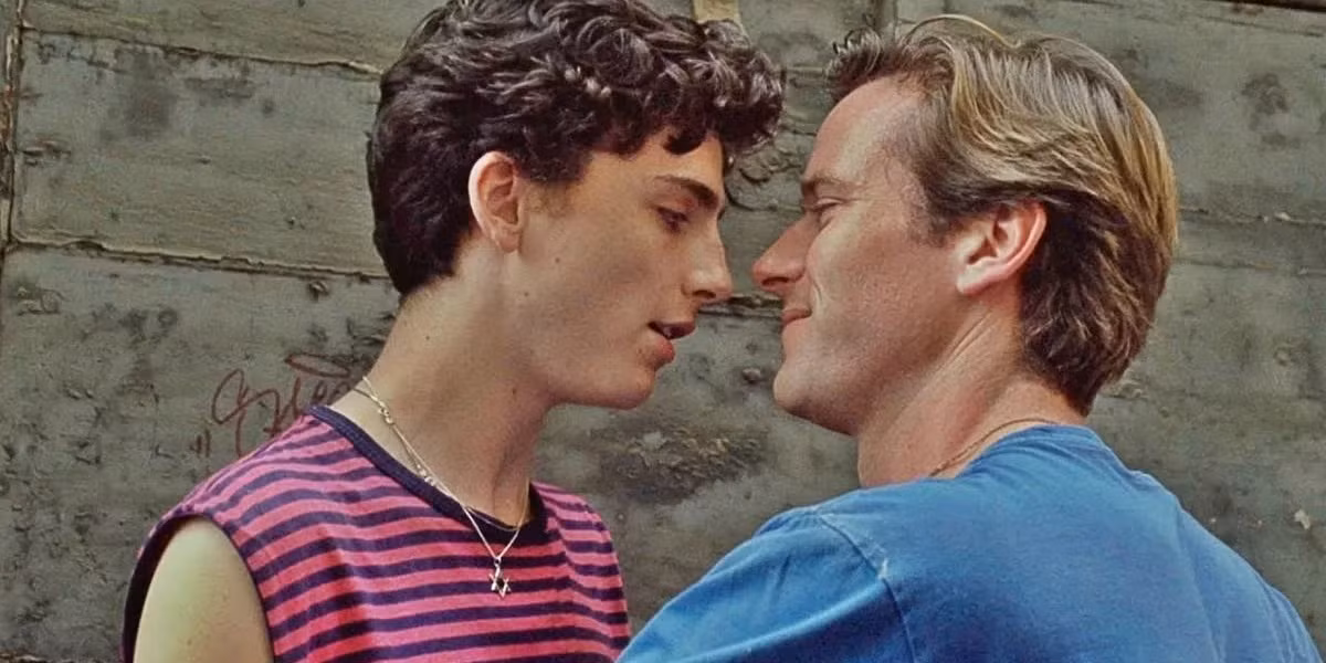 Call Me by Your Name (2017) lấy bối cảnh vùng nông thôn miền Bắc Italy năm 1983, mối quan hệ lãng mạn giữa thiếu niên 17 tuổi Elio Perlman (Timothée Chalamet) và sinh viên 24 tuổi người Mỹ Oliver (Armie Hammer) – trợ lý thực tập cho cha của Elio (Michael Stuhlbarg), một giáo sư khảo cổ học. Ngay sau khi ra mắt, phim trở thành một trong những bộ phim LGBTQ+ hay nhất. Vào thời điểm phim kết thúc, khán giả dễ rơi nước mắt cho mối quan hệ đáng yêu nhưng đau đớn nhất màn ảnh rộng.
