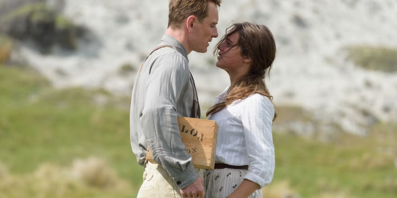 The Light Between the Oceans (2016) xoay quanh nhân vật Tom (Michael Fassbender), cựu binh trông giữ ngọn hải đăng, và người vợ xinh đẹp Isabel (Alicia Vikander). Một ngày, họ phát hiện chiếc thuyền nhỏ lênh đênh trên biển với một bé gái sơ sinh bên trong. Từng bị sảy thai 2 lần, Isabel khao khát có con nên đã thuyết phục chồng giữ em bé làm con nuôi. Nhiều năm sau, họ phát hiện ra cha mẹ ruột của đứa bé và đối mặt với tình thế khó xử. Bộ phim khiến người xem suy ngẫm về ranh giới giữa đúng và sai.