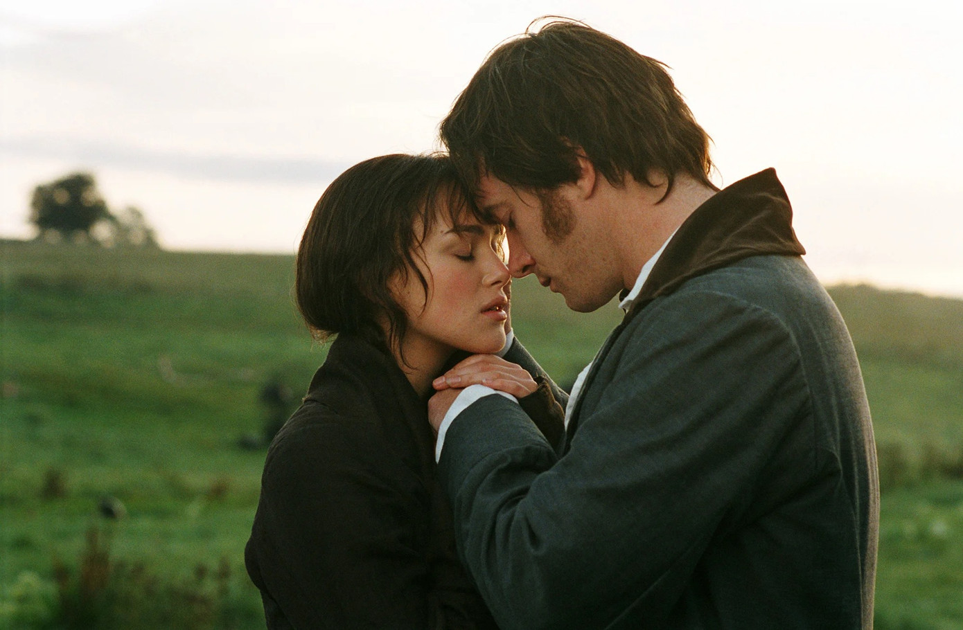 Pride &amp; Prejudice (2005) dựa trên cuốn tiểu thuyết cùng tên năm 1813 của Jane Austen, kể về chuyện tình yêu của con gái thứ trong gia đình trung lưu đông con Elizabeth Bennett (Kiera Knightley) và ngài quý tộc giàu có Mr. Darcy (Matthew Macfadyen). Họ phải đối mặt với nhiều hiểu lầm và định kiến trước khi mở lòng với nhau.