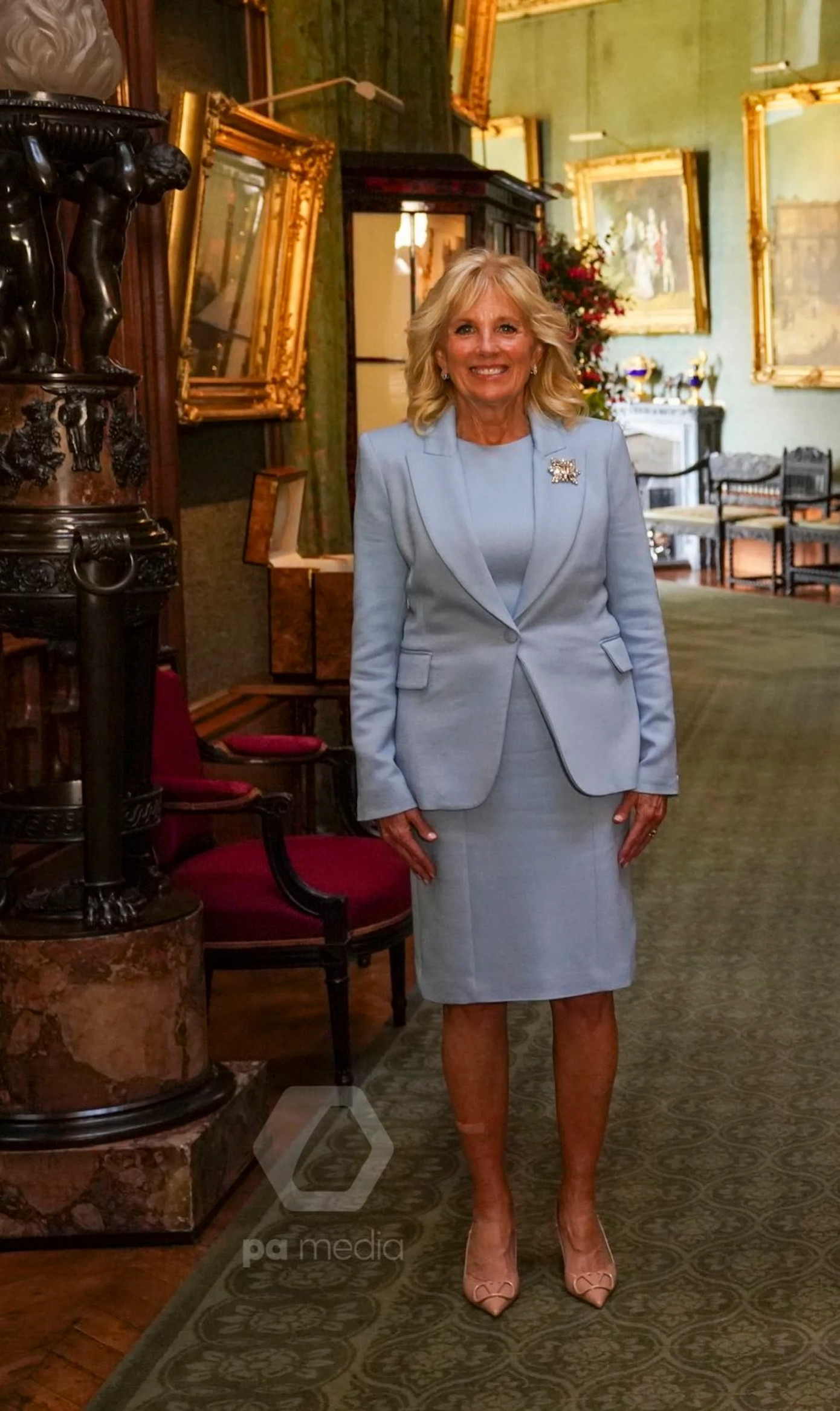 Khi đến thăm Nữ hoàng Elizabeth tại Lâu đài Windsor (London, Anh) năm 2021, mặc váy và áo vest màu xanh bột, kết hợp giày cao gót màu hồng nhạt và trâm cài lấp lánh. Ảnh: Twitter. Khi đến thăm Nữ hoàng Elizabeth tại Lâu đài Windsor (London, Anh) năm 2021, mặc váy và áo vest màu xanh bột, kết hợp giày cao gót màu hồng nhạt và trâm cài lấp lánh. Ảnh: Twitter.