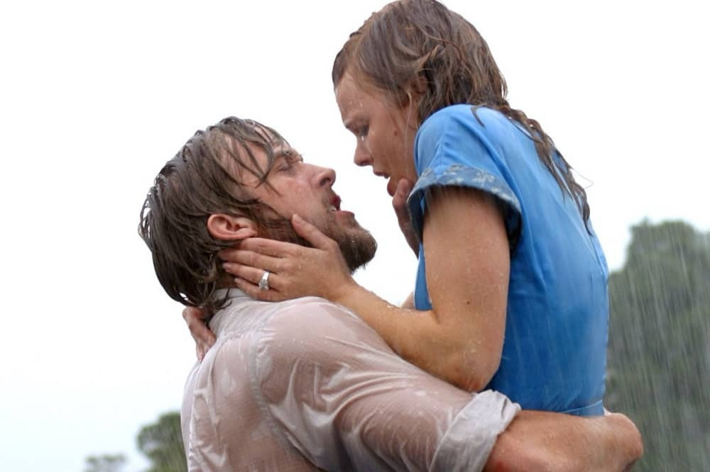 The Notebook (2004) là tác phẩm kinh điển về chủ đề tình yêu thời hiện đại, được chuyển thể từ tiểu thuyết cùng tên của Nicholas Sparks. Phim theo chân cặp đôi Noah và Allie từ khi còn ở độ tuổi thanh niên đến lúc già đi.