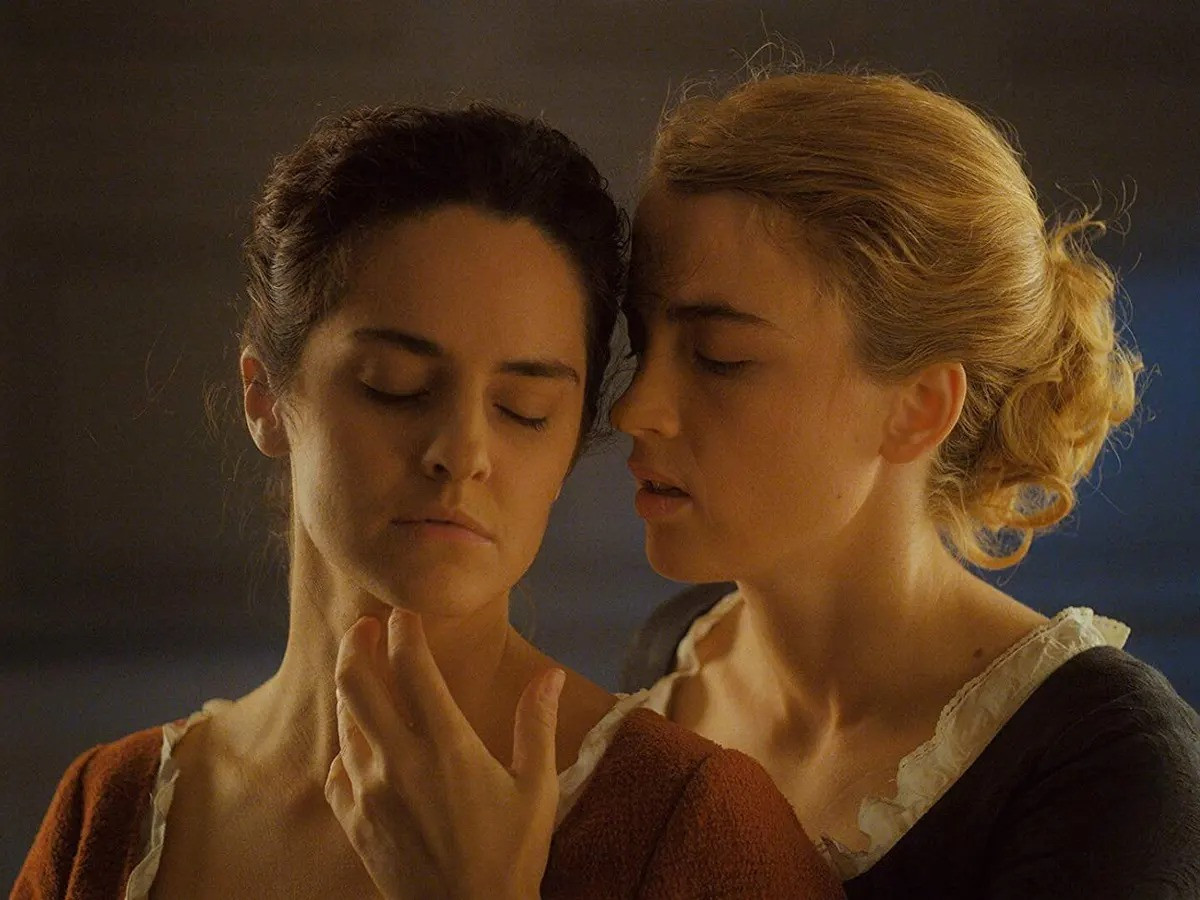 Portrait of a Lady on Fire (2019) lấy bối cảnh nước Pháp cuối thế kỷ XVIII, xoay quanh chuyện tình đồng giới lãng mạn nhưng éo le giữa một phụ nữ sắp kết hôn và họa sĩ được giao nhiệm vụ vẽ chân dung cho đám cưới của cô.