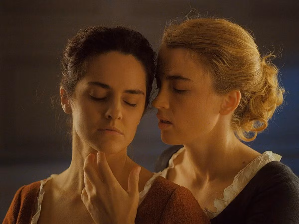 Portrait of a Lady on Fire (2019) lấy bối cảnh nước Pháp cuối thế kỷ XVIII, xoay quanh chuyện tình đồng giới lãng mạn nhưng éo le giữa một phụ nữ sắp kết hôn và họa sĩ được giao nhiệm vụ vẽ chân dung cho đám cưới của cô.