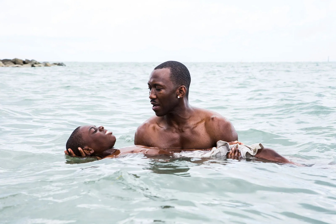 Nhận đề cử cho Phim hay nhất của Oscar 2017, Moonlight là tác phẩm hay và sâu sắc về tình yêu trong cộng đồng LGBTQ+. Phim thể hiện 3 giai đoạn trong cuộc đời của nhân vật chính, khám phá những khó khăn mà nhân vật này phải đối mặt về bản dạng giới và bạo hành thể xác.