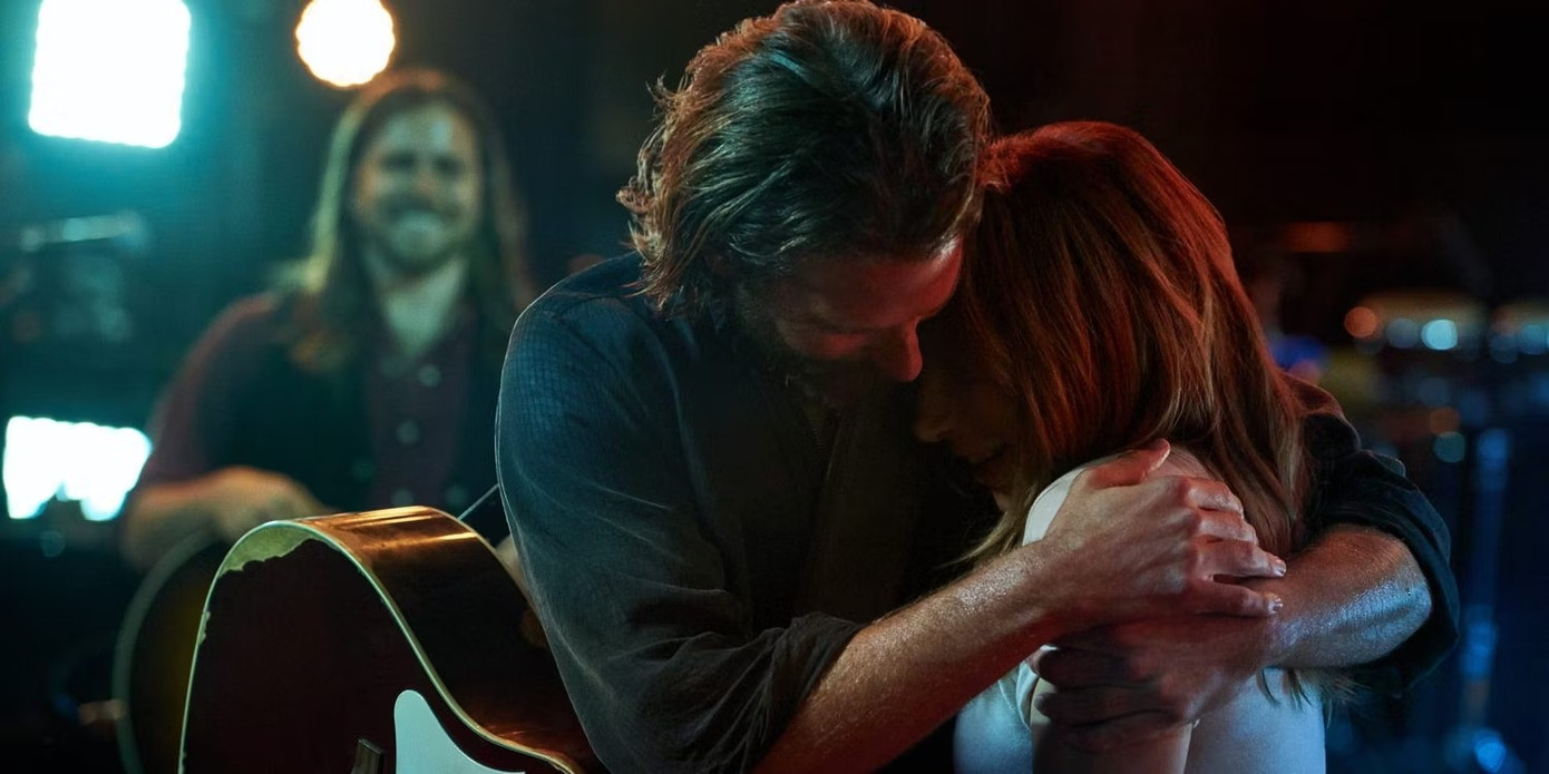 A Star is Born (2018) kể về Jackson Maine (Bradley Cooper), nhạc sĩ dày dạn kinh nghiệm, gặp và yêu nữ ca sĩ vô danh Ally (Lady Gaga). Khi Ally gần như từ bỏ tham vọng nổi tiếng, Jack đã giúp cô đạt đến đỉnh cao sự nghiệp. Tuy nhiên, đó cũng là thời điểm họ xa nhau. Phim phản ánh tình yêu xen lẫn đau đớn, nghiệp ngập, danh vọng và bi kịch.