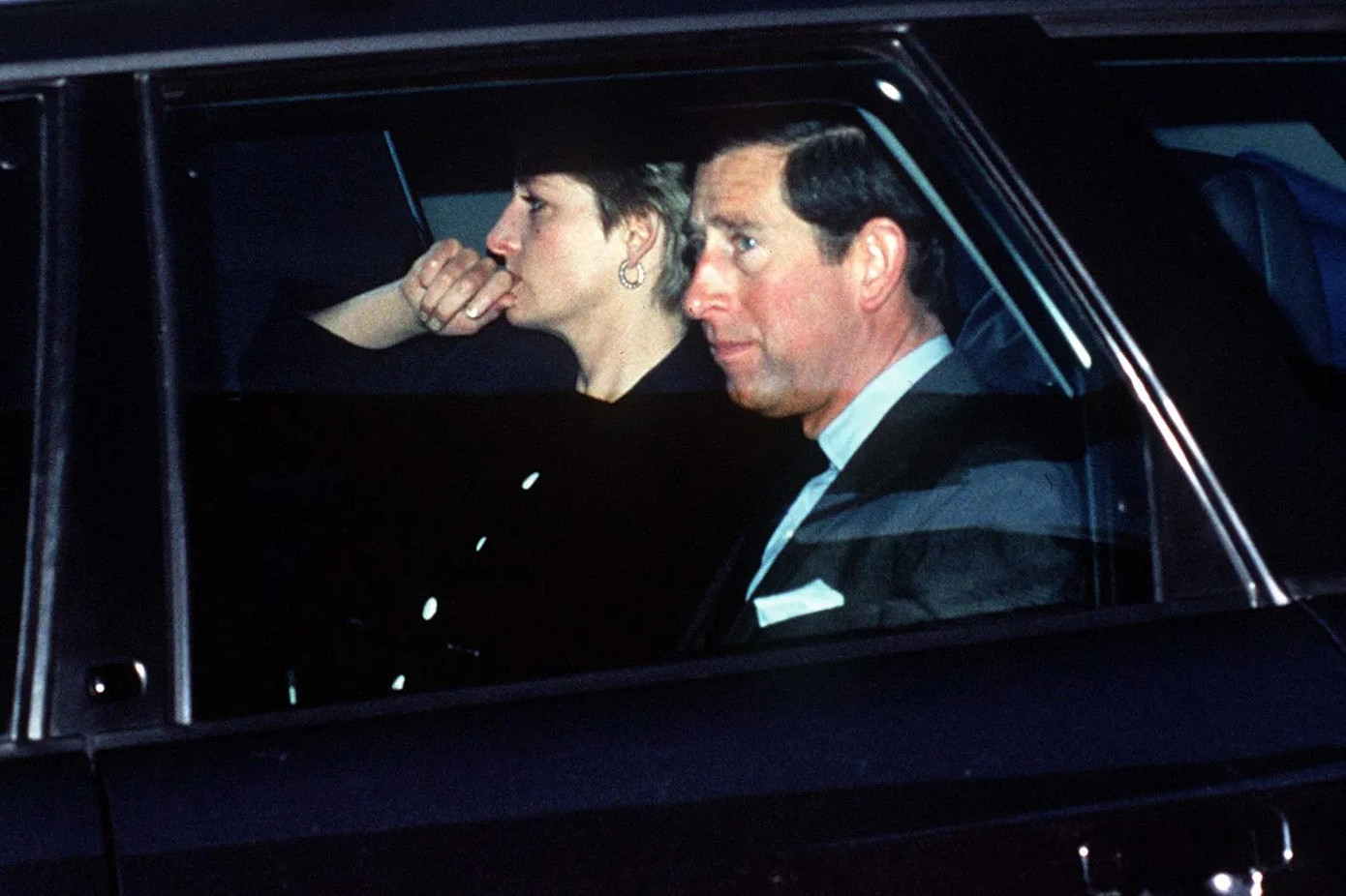 Diana đau khổ khi phát hiện chồng tặng vòng tay cho tình nhân ngay trước đám cưới. Ảnh: Getty Images. Diana đau khổ khi phát hiện chồng tặng vòng tay cho tình nhân ngay trước đám cưới. Ảnh: Getty Images.