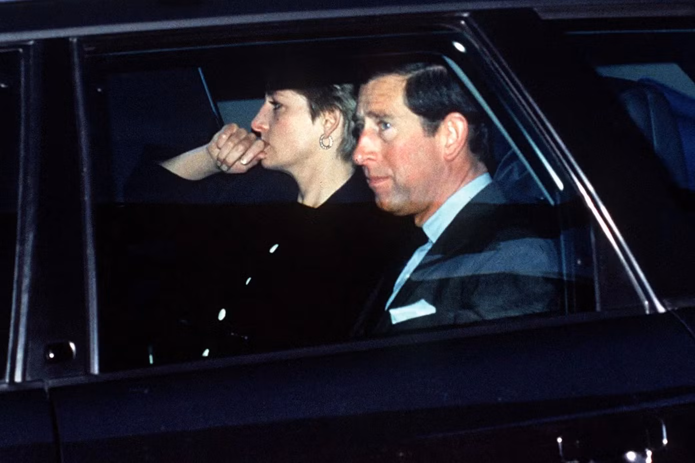 Diana đau khổ khi phát hiện chồng tặng vòng tay cho tình nhân ngay trước đám cưới. Ảnh: Getty Images. Diana đau khổ khi phát hiện chồng tặng vòng tay cho tình nhân ngay trước đám cưới. Ảnh: Getty Images.