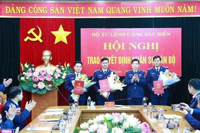 Trung tướng Bùi Quốc Oai - Bí thư Đảng ủy, Chính ủy Cảnh sát biển trao quyết định và chúc mừng các đồng chí được bổ nhiệm. Ảnh: Báo Chính phủ. Trung tướng Bùi Quốc Oai - Bí thư Đảng ủy, Chính ủy Cảnh sát biển trao quyết định và chúc mừng các đồng chí được bổ nhiệm. Ảnh: Báo Chính phủ.