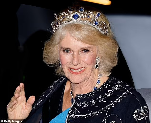 Hoàng hậu Camilla đội vương miện của Hoàng hậu Marry trong lễ đăng quang vào tháng 5. Ảnh: Getty Images.