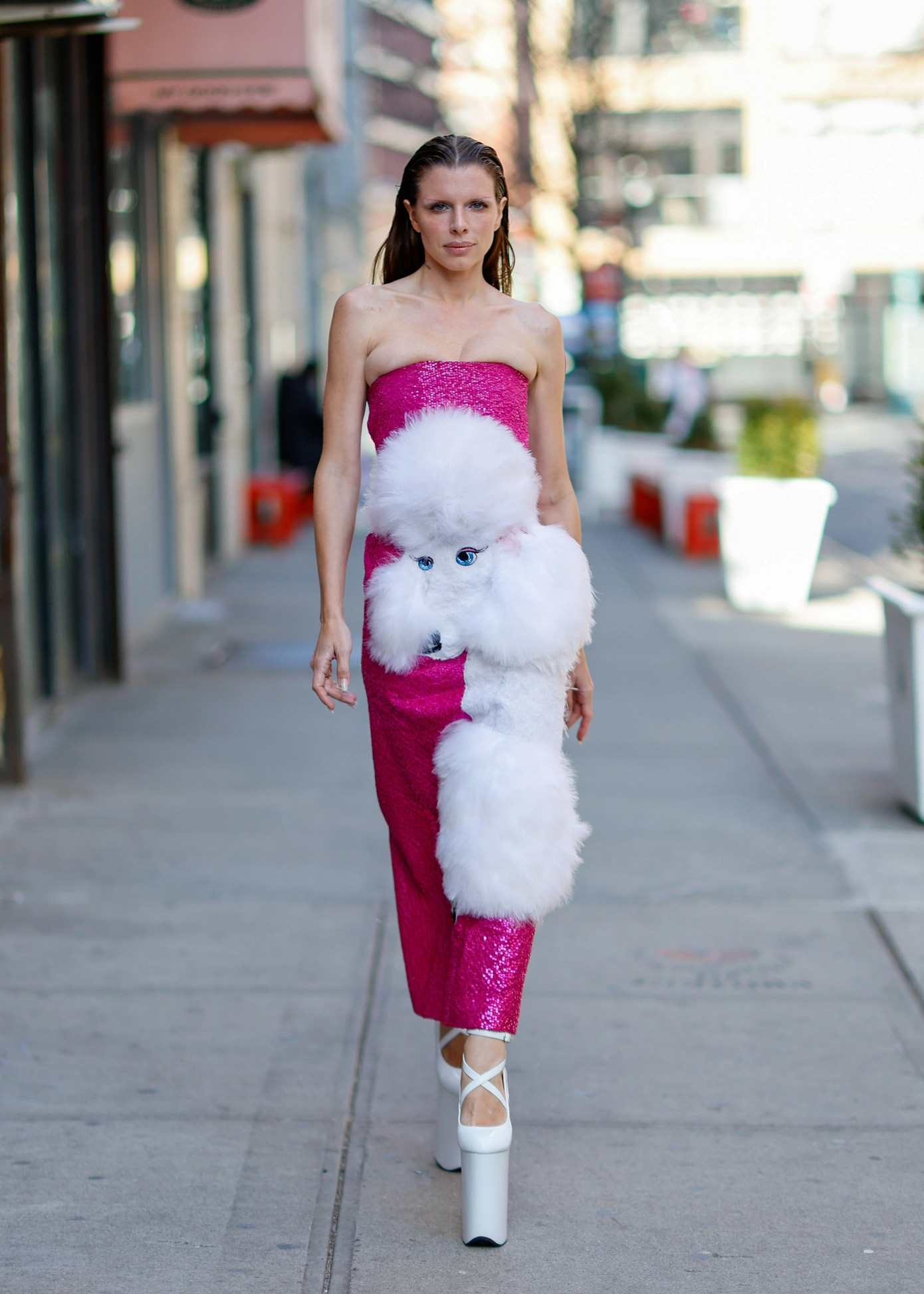Ngày 15/4, Julia chọn hình tượng quý cô sang chảnh. Cô mặc váy ống dài màu hồng lấp lánh, họa tiết chó lông xù 3D và đôi giày "cà kheo" của Pleaser. Ảnh: GC Images.