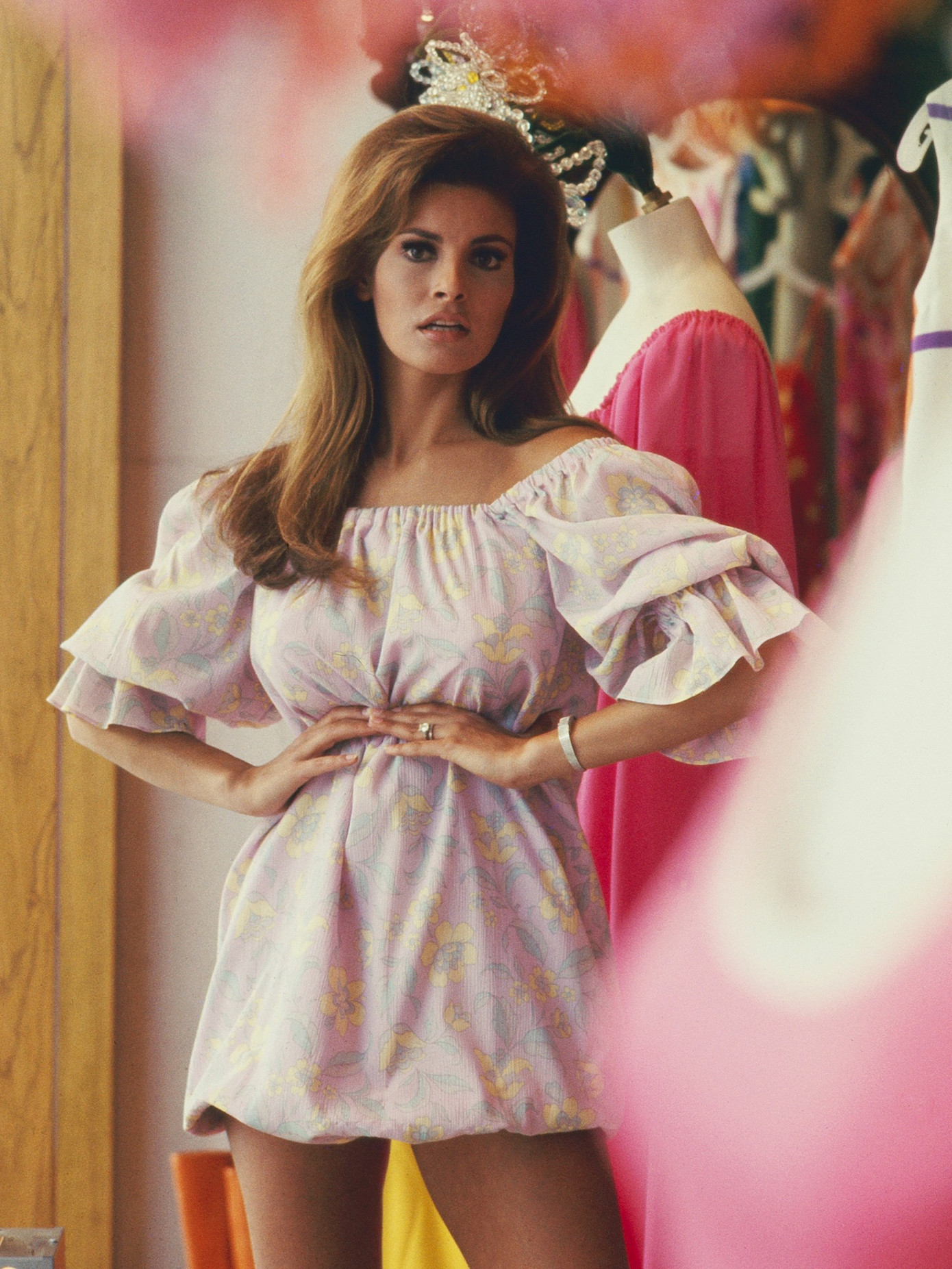 Dù xây dựng hình tượng "bom gợi cảm", Raquel không chỉ có mỗi ngoại hình. Bà thắng giải Quả cầu vàng cho Nữ diễn viên chính xuất sắc nhất với vai diễn trong tác phẩm The Three Musketeers (Ba chàng lính ngự lâm) năm 1974. Ảnh: Silver Screen. Dù xây dựng hình tượng "bom gợi cảm", Raquel không chỉ có mỗi ngoại hình. Bà thắng giải Quả cầu vàng cho Nữ diễn viên chính xuất sắc nhất với vai diễn trong tác phẩm The Three Musketeers (Ba chàng lính ngự lâm) năm 1974. Ảnh: Silver Screen.