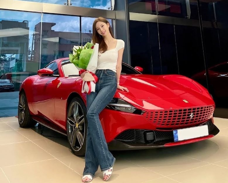 Bức ảnh chụp cùng siêu xe của Yaongyi trên Instagram. Ảnh: IG.