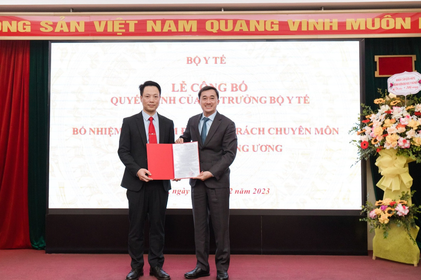 GS.TS Trần Văn Thuấn, Thứ trưởng Bộ Y tế trao Quyết định Bổ nhiệm Phó Giám đốc phụ trách chuyên môn cho TS.BS Nguyễn Kim Cương. Ảnh: SKDS.