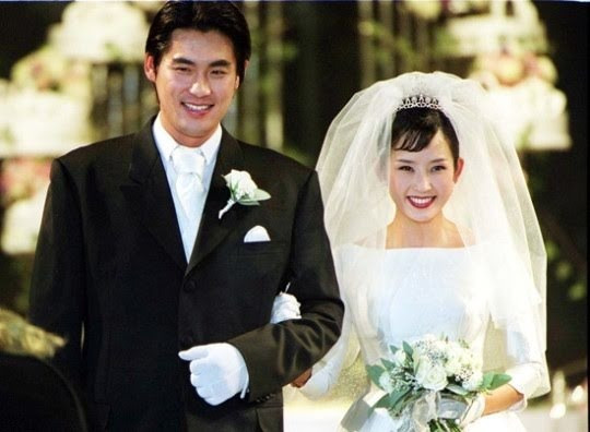 Choi Jin Sil rạng ngời trong hôn lễ cùng Cho Sung Min. Choi Jin Sil rạng ngời trong hôn lễ cùng Cho Sung Min.