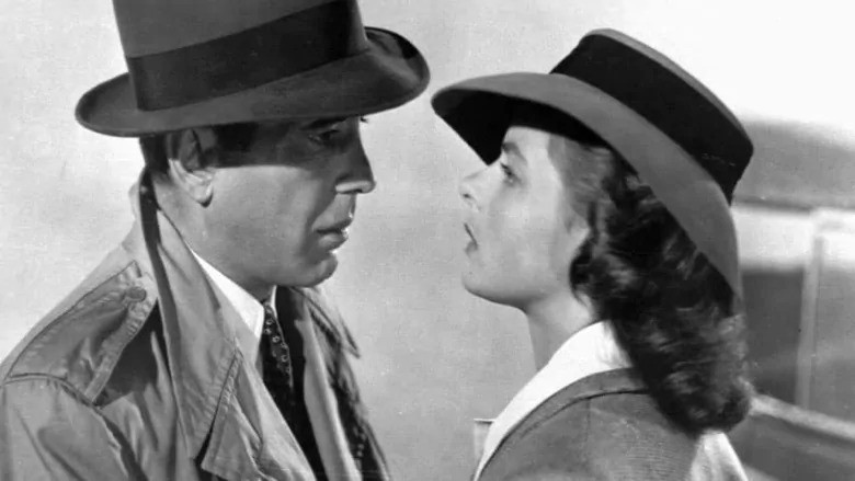 Casablanca (1942) lấy bối cảnh giai đoạn đầu Chiến tranh Thế giới thứ hai, đề cập đến sự giằng xé của Rick Blaine (Humphrey Bogart) trước lựa chọn tình yêu hay giúp tình cũ Ilsa (Igrid Bergman) và chồng cô trốn khỏi sự truy đuổi của quân Đức.