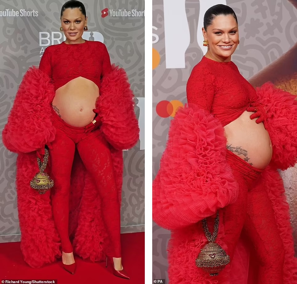 Ngoài để lộ bụng bầu, set đồ của Jessie J không được đánh giá cao vì phần quần trông khá phản cảm. Bên cạnh đó, màu trùng với thảm đỏ khiến nữ ca sĩ như bị nhấn chìm. Ảnh: Shutterstock/PA.