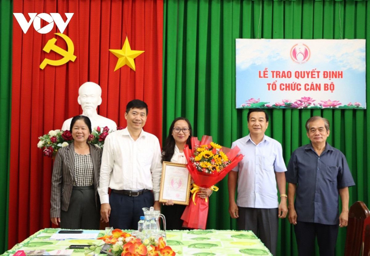 Chủ tịch UBND tỉnh Đồng Tháp trao quyết định bổ nhiệm Giám đốc Sở Tài chính cho bà Ngô Thị Ngọc Sương. Ảnh: VOV.