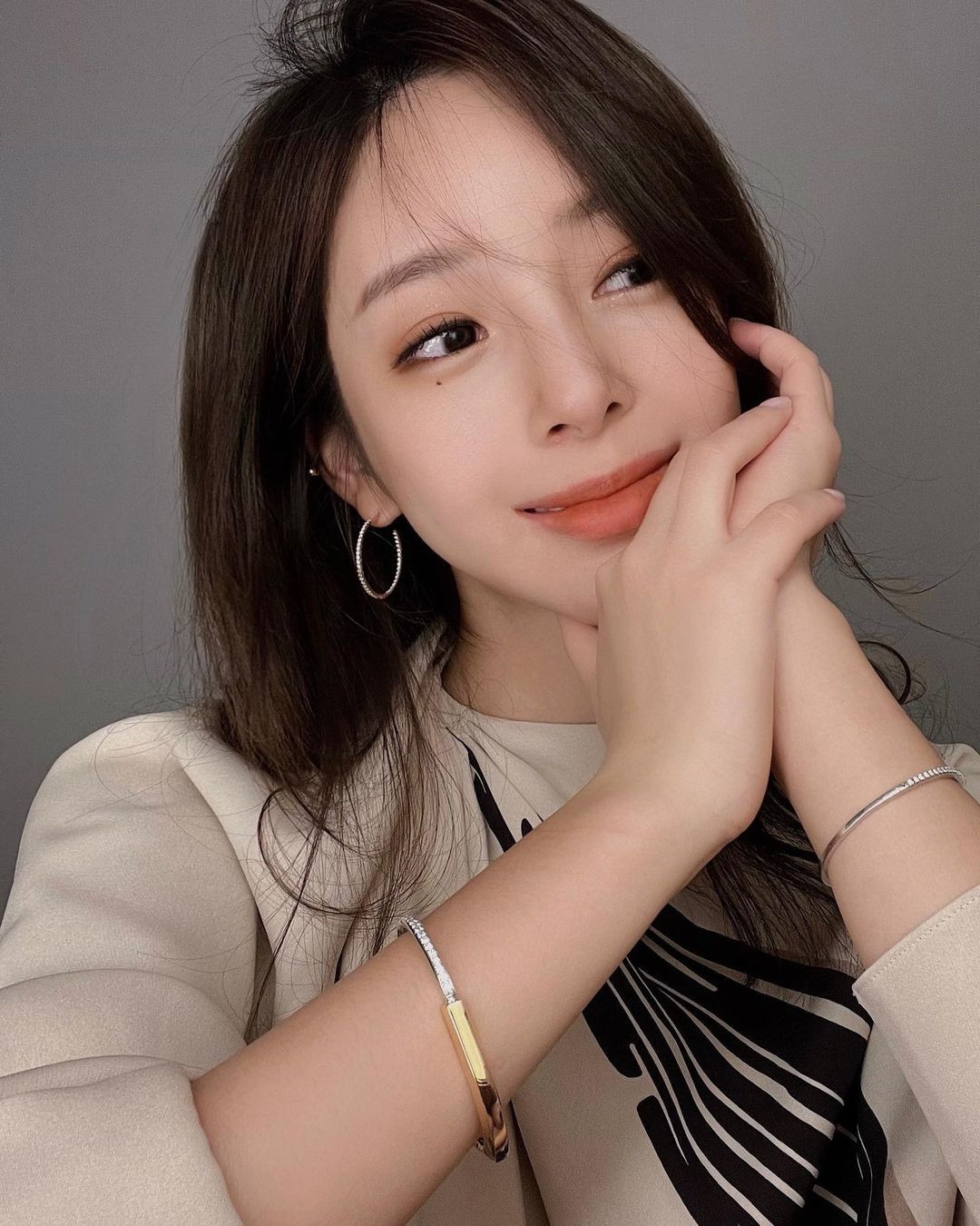 Yaongyi, nghệ danh khác là Meowy, tên thật là Kim Na Young, sinh năm 1991 tại Hàn Quốc. Cô từng theo học một trường mỹ thuật có tiếng ở nước ngoài. Ảnh: IG.