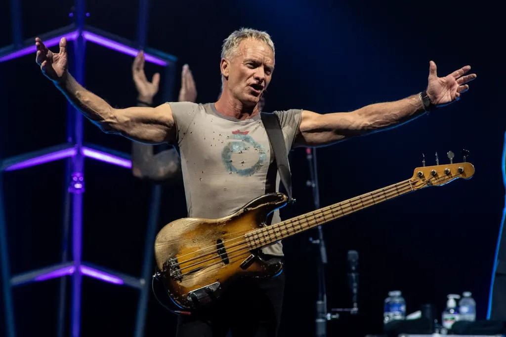 2. Sting (210 triệu USD): Nam nhạc sĩ và ban nhạc The Police của anh đã bán danh mục âm nhạc của họ, cũng như đĩa hát solo của riêng Sting, cho Universal Music Group vào năm 2022. Người đứng đầu đã bỏ túi 300 triệu USD chưa tính thuế từ thương vụ này. Ảnh: Redferns. 2. Sting (210 triệu USD): Nam nhạc sĩ và ban nhạc The Police của anh đã bán danh mục âm nhạc của họ, cũng như đĩa hát solo của riêng Sting, cho Universal Music Group vào năm 2022. Người đứng đầu đã bỏ túi 300 triệu USD chưa tính thuế từ thương vụ này. Ảnh: Redferns.