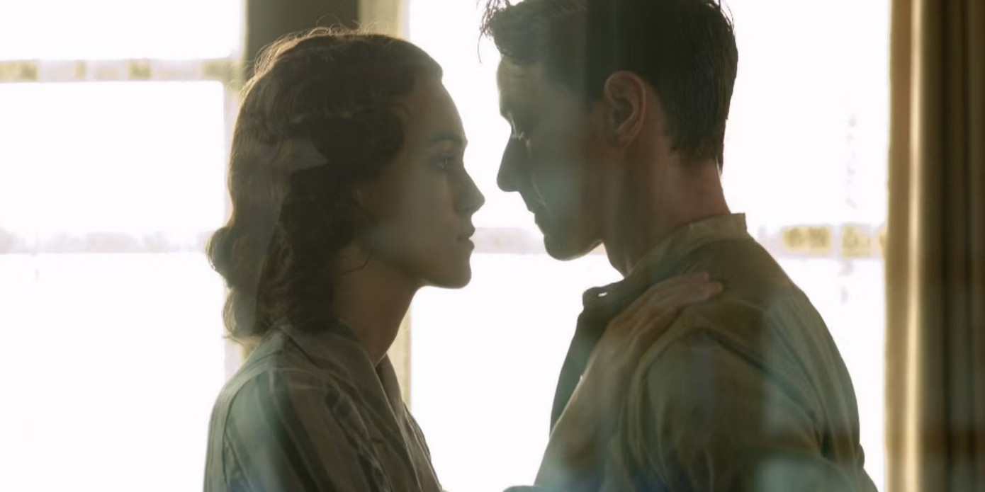 Atonement (2007) bắt đầu bi kịch tình yêu bằng việc cô bé 13 tuổi Briony Tallis (Saoirse Ronan) nhìn thấy chị gái mình là Cecilia (Keira Knightley) và người tình Robbie Turner (James McAvoy) thân mật trong thư viện. Briony hiểu sai những gì đang diễn ra và nghĩ Robbie gây nguy hiểm cho chị gái. Đọc những bức thư tình do Robbie gửi Cecilia càng khiến Briony chắc chắn hơn về suy nghĩ của mình. Cuối cùng, Briony tố cáo Robbie là hung thủ tấn công và cưỡng bức em họ Lola Quincey. Lời nói dối đó đẩy Robbie vào tù và chia cách anh với Cecilia mãi mãi. Phim khép lại bằng sự hối hận muộn màng của Briony. Phim có thể khiến người xem đau đớn theo cùng nhân vật vì đó là câu chuyện bi thảm và chân thực đến tột cùng.