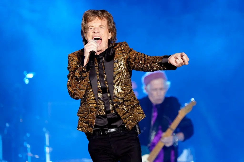 7. The Rolling Stones (98 triệu USD): Mick Jagger và Keith Richards của Rolling Stones kiếm được hơn 8,5 triệu USD mỗi đêm trong chuyến lưu diễn châu Âu, Sixty, năm 2022. Ban nhạc đi qua 15 thành phố trên khắp lục địa. Ảnh: AP. 7. The Rolling Stones (98 triệu USD): Mick Jagger và Keith Richards của Rolling Stones kiếm được hơn 8,5 triệu USD mỗi đêm trong chuyến lưu diễn châu Âu, Sixty, năm 2022. Ban nhạc đi qua 15 thành phố trên khắp lục địa. Ảnh: AP.