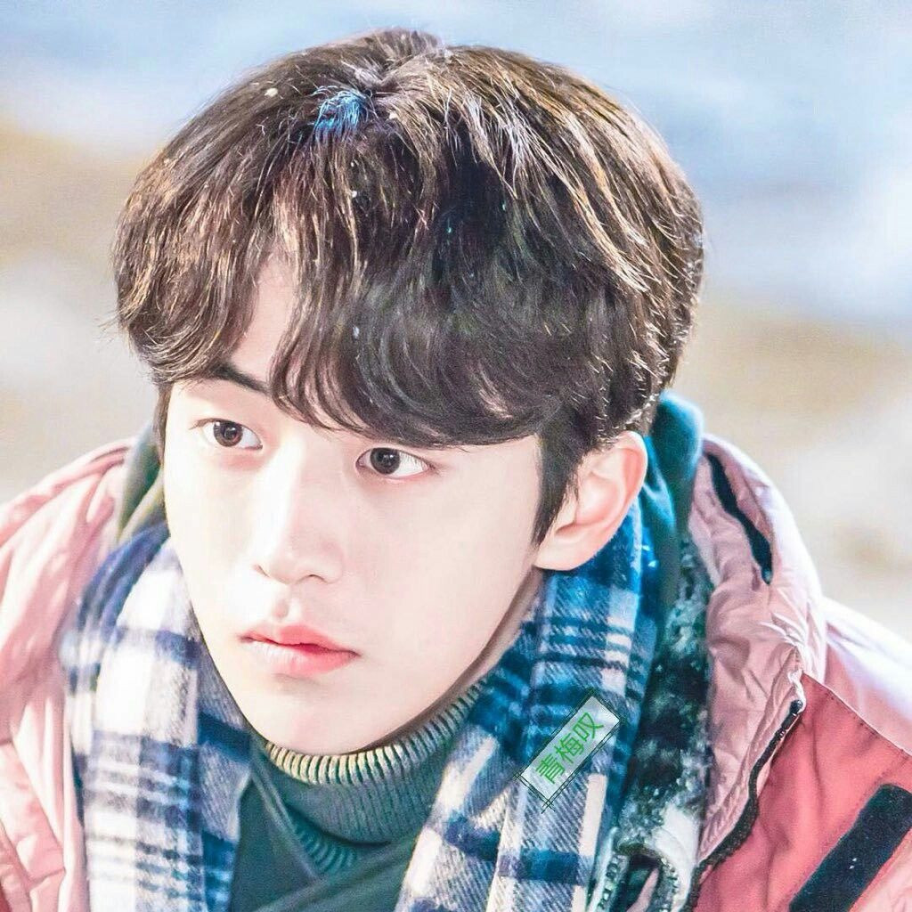 Jung Joon Hyung trong Weightlifting Fairy Kim Bok Joo (Tiên nữ cử tạ Kim Bok Joo): Dù là kiểu người hay chọc ghẹo, dễ làm người yêu nổi cáu bởi những trò lầy lội, người hâm mộ tin chắc bạn trai như Jung Joon Hyung cũng biết cách tạo ra bầu không khí ngọt ngào, dễ thương với hoa và chocolate vào Lễ tình nhân.