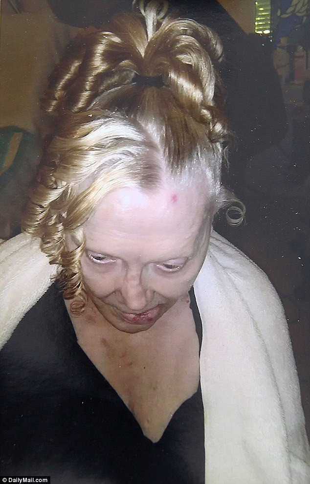 Một tháng trước khi qua đời, Sabrina yêu cầu người chăm sóc mời một thợ làm tóc đến nhà riêng ở Bắc Hollywood. Ảnh: Daily Mail. Một tháng trước khi qua đời, Sabrina yêu cầu người chăm sóc mời một thợ làm tóc đến nhà riêng ở Bắc Hollywood. Ảnh: Daily Mail.