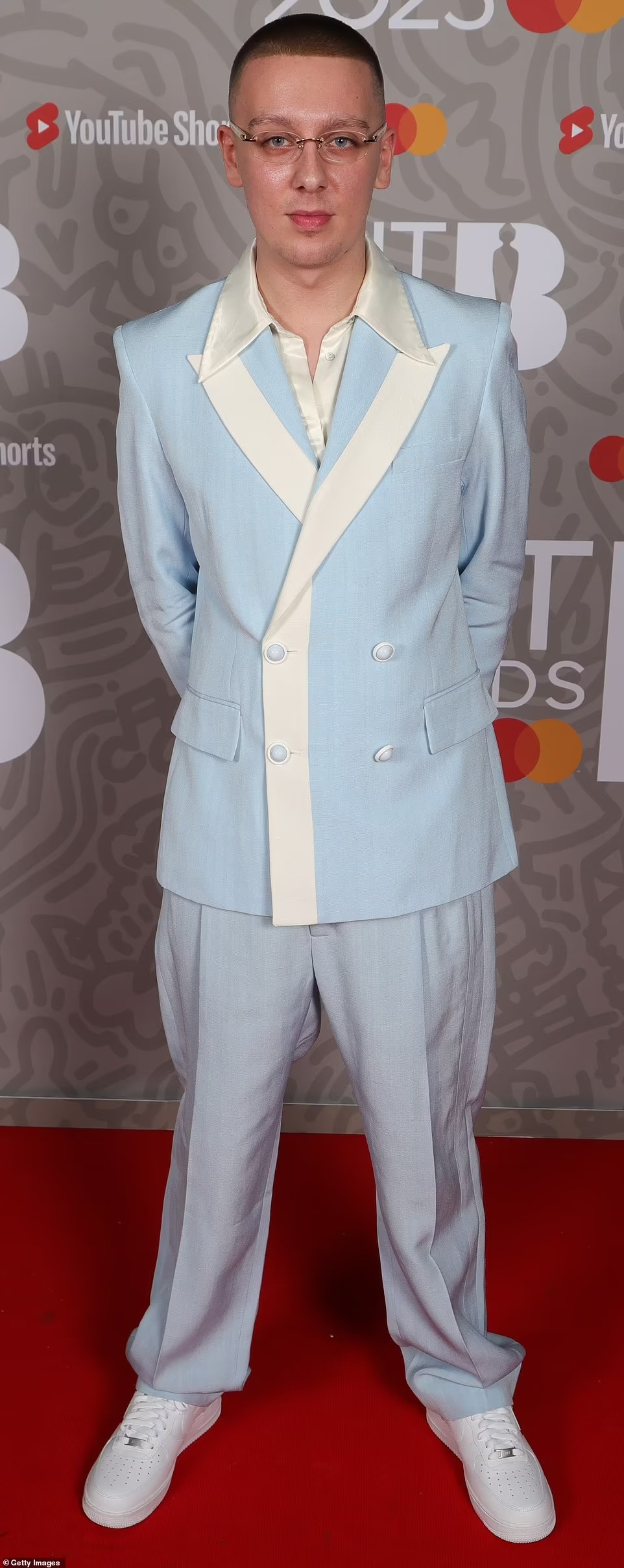 Điểm trừ của bộ vest được rapper Aitch lựa chọn là màu sắc nhợt nhạt và không vừa người. Ảnh: Getty Images.