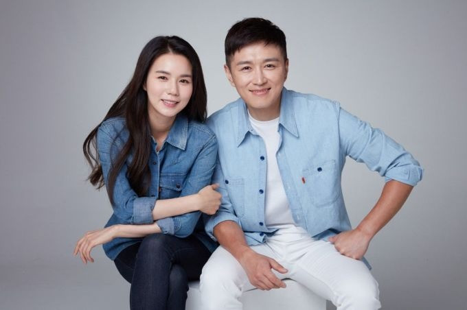 Park Si Eun và Jin Tae Hyun đều là những diễn viên kỳ cựu của Hàn Quốc. Họ gặp nhau trên trường quay bộ phim truyền hình Pure Pumkin Flower (2010). Hai ngôi sao bắt đầu hẹn hò cùng năm. 5 năm sau, vào tháng 7/2015, chuyện tình của họ được hợp pháp hóa bằng hôn lễ ngọt ngào. Cặp đôi cùng nhau nhận nuôi con gái vào năm 2019. Park Si Eun hai lần mang thai nhưng đều không giữ được con. Dù vậy, cuộc hôn nhân của họ vẫn bền chặt sau gần một thập kỷ. Park Si Eun và Jin Tae Hyun đều là những diễn viên kỳ cựu của Hàn Quốc. Họ gặp nhau trên trường quay bộ phim truyền hình Pure Pumkin Flower (2010). Hai ngôi sao bắt đầu hẹn hò cùng năm. 5 năm sau, vào tháng 7/2015, chuyện tình của họ được hợp pháp hóa bằng hôn lễ ngọt ngào. Cặp đôi cùng nhau nhận nuôi con gái vào năm 2019. Park Si Eun hai lần mang thai nhưng đều không giữ được con. Dù vậy, cuộc hôn nhân của họ vẫn bền chặt sau gần một thập kỷ.