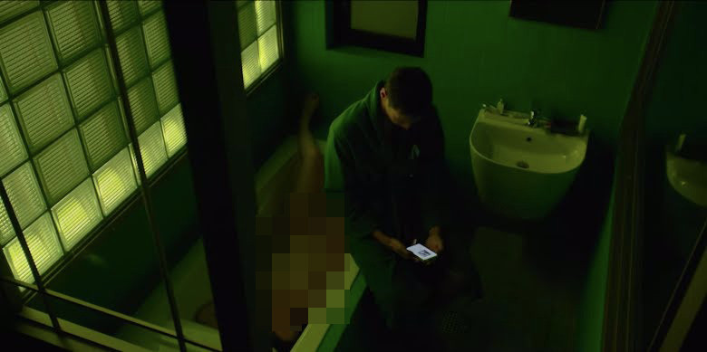 Cảnh thi thể phụ nữ trần truồng trong phim. Ảnh: Netflix.