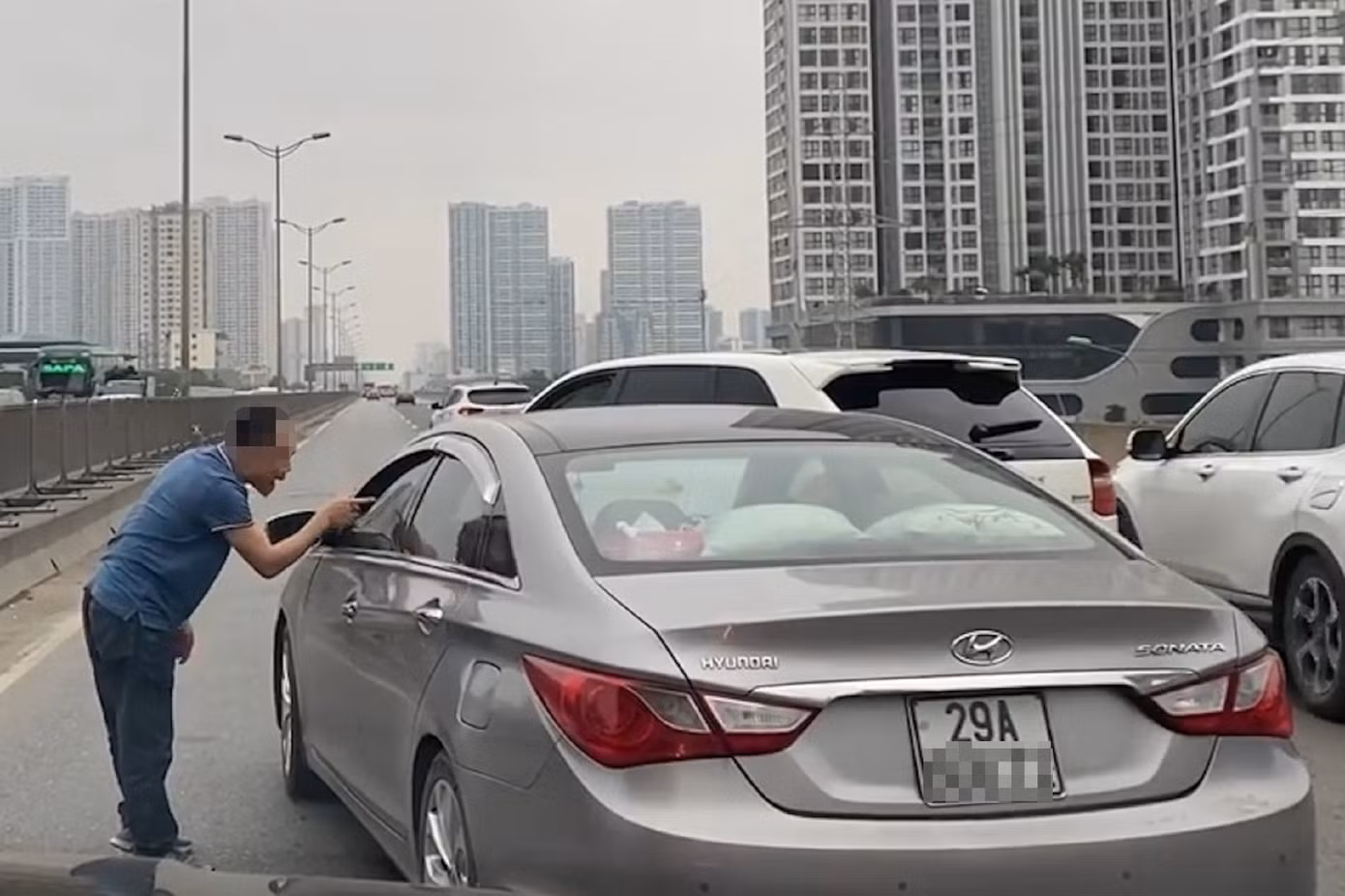 Tài xế xe Porsche chửi bới tài xế xe Hyundai. Ảnh cắt từ clip. Tài xế xe Porsche chửi bới tài xế xe Hyundai. Ảnh cắt từ clip.