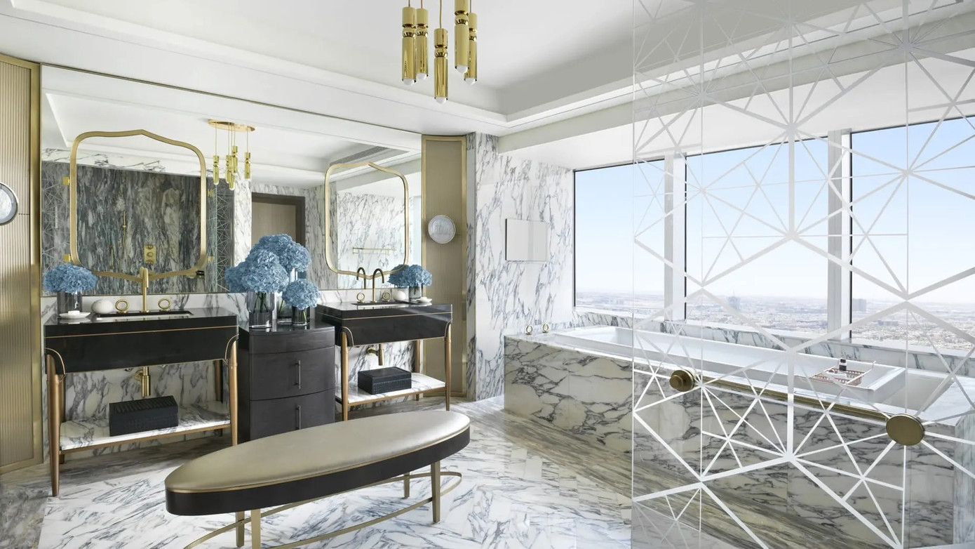 Phòng tắm lát đá cẩm thạch. Ảnh: Simon Ashton. Phòng tắm lát đá cẩm thạch. Ảnh: Simon Ashton.