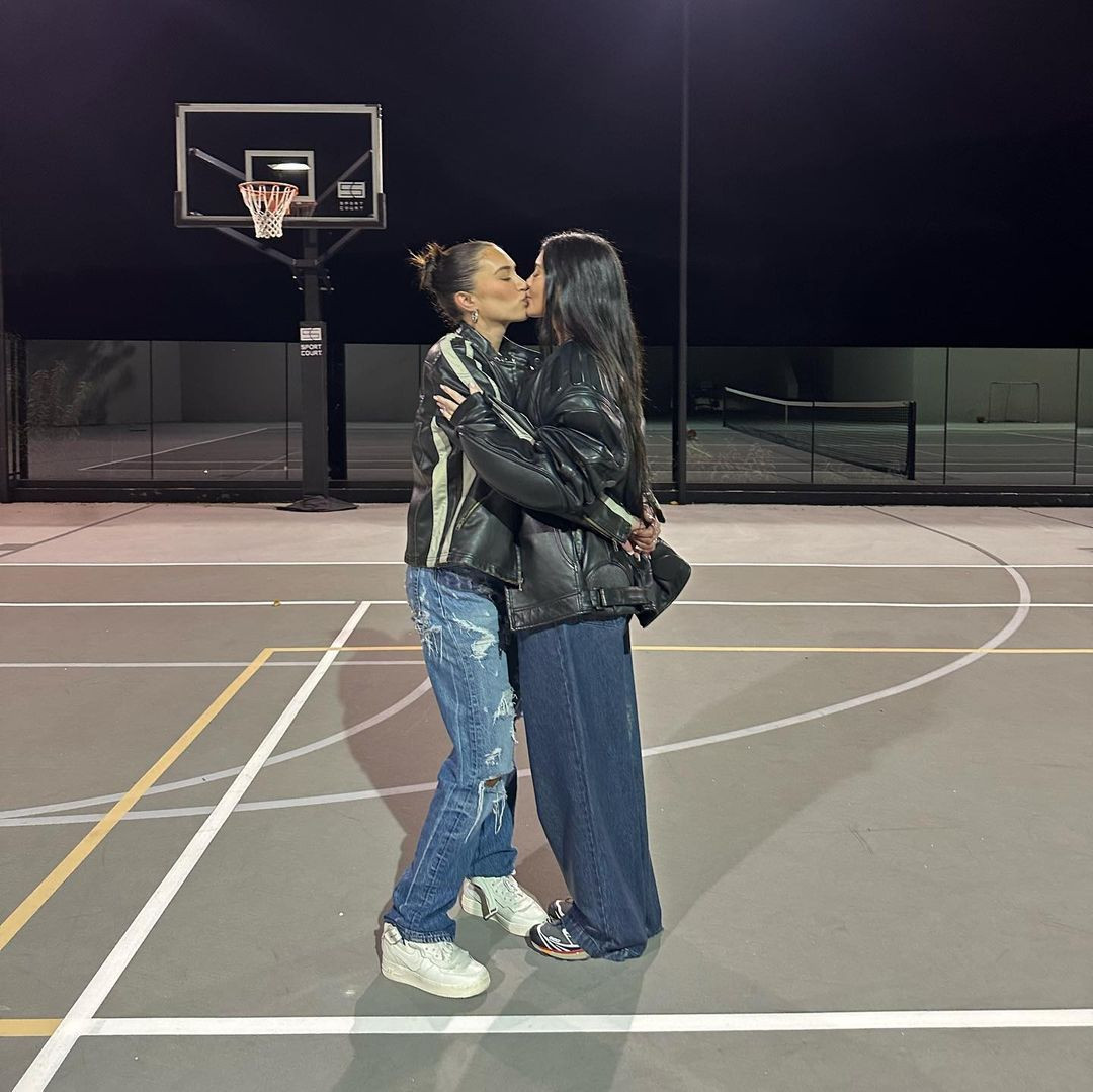 Kylie Jenner hôn môi Anastasia Karanikolaou trong ngày Valentine. Ảnh: IG.